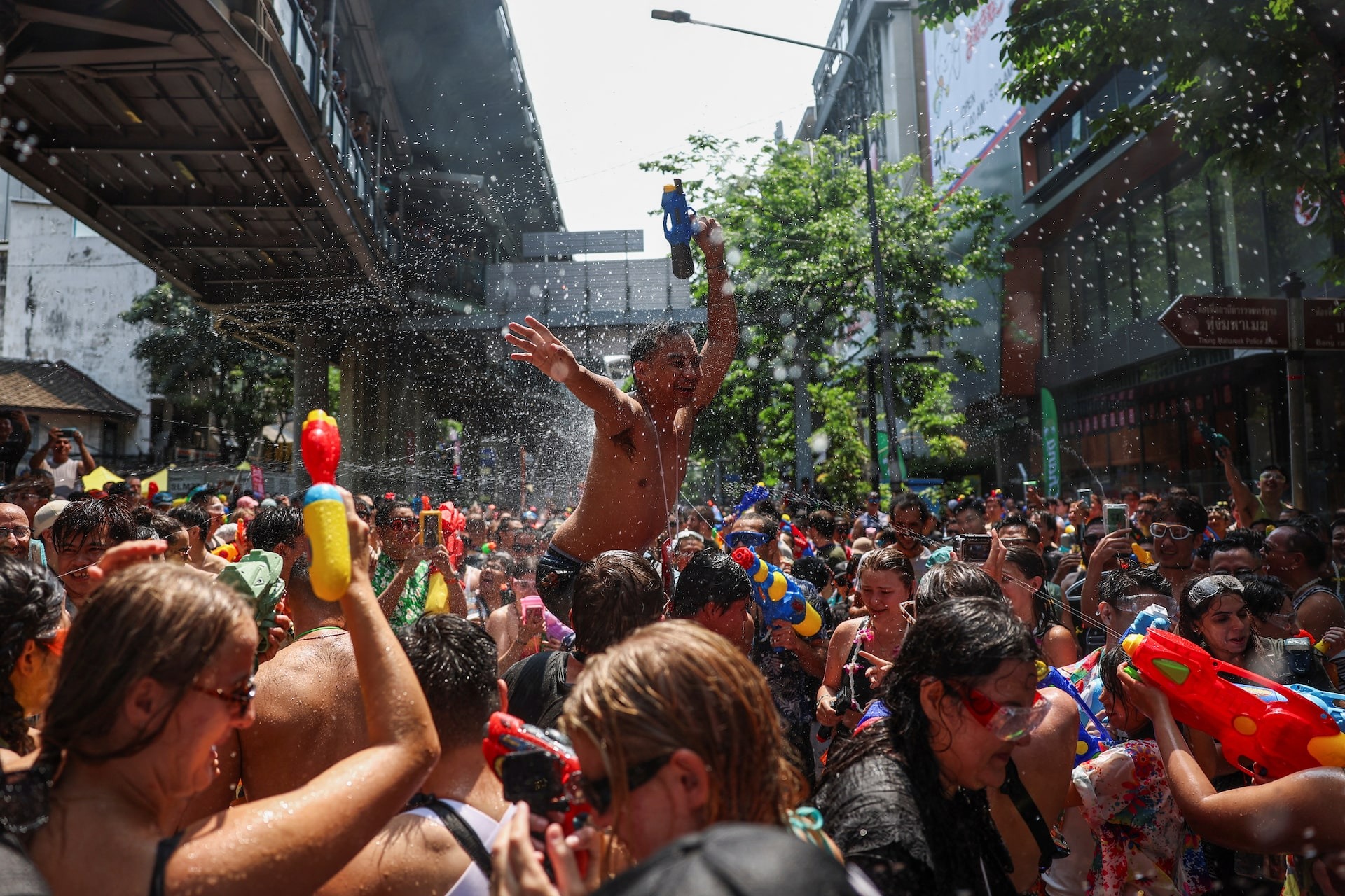 Hình ảnh lễ hội té nước Songkran giúp Thái Lan thu hơn 5 tỷ USD- Ảnh 1.