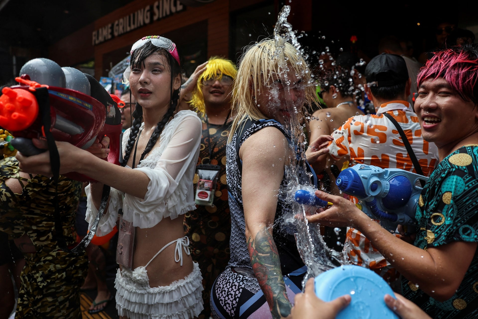 Hình ảnh lễ hội té nước Songkran giúp Thái Lan thu hơn 5 tỷ USD- Ảnh 6.
