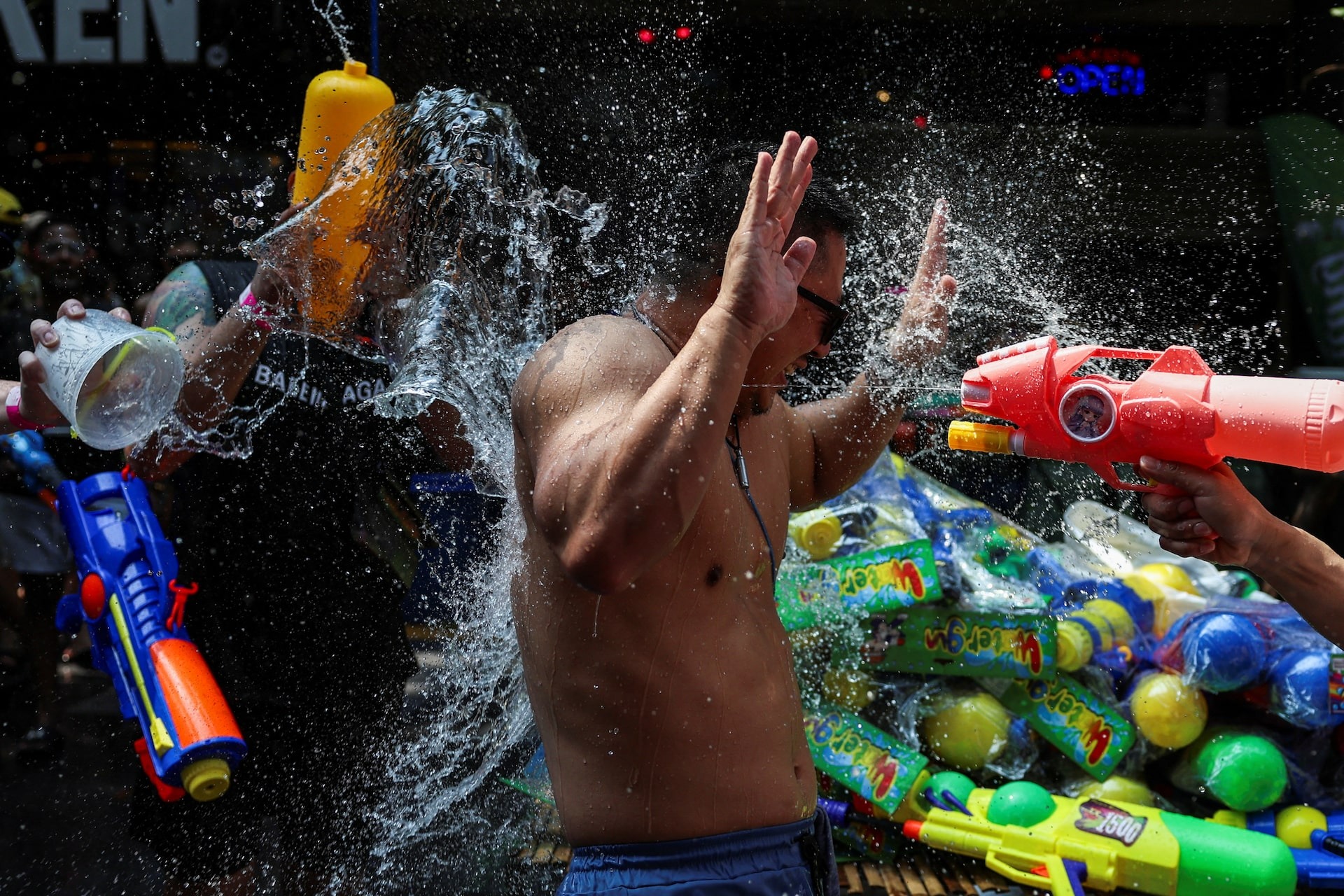 Hình ảnh lễ hội té nước Songkran giúp Thái Lan thu hơn 5 tỷ USD- Ảnh 9.