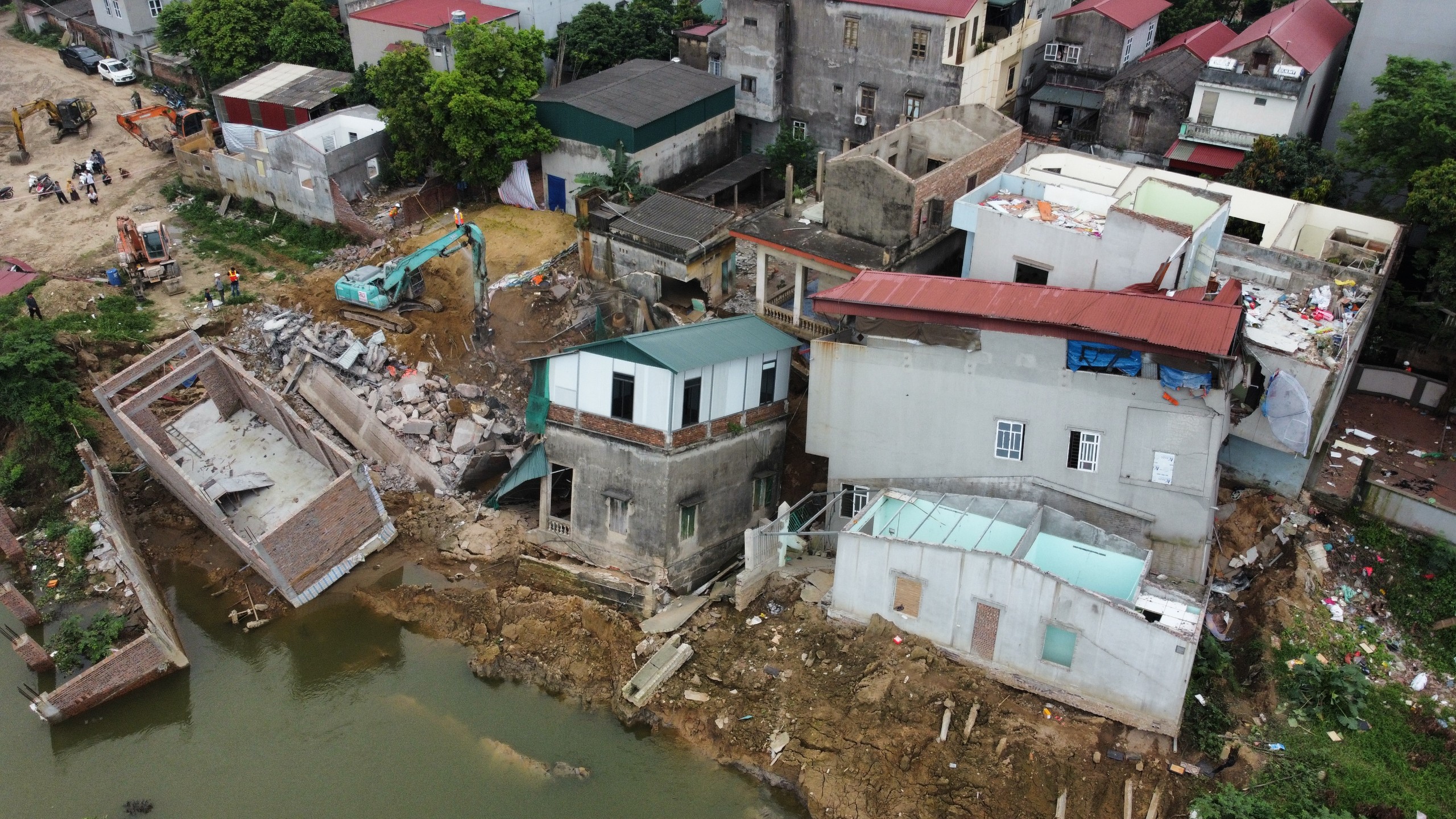 Sụt lún ở sông Cầu, tỉnh Bắc Ninh quyết định tháo dỡ 10 ngôi nhà- Ảnh 1.