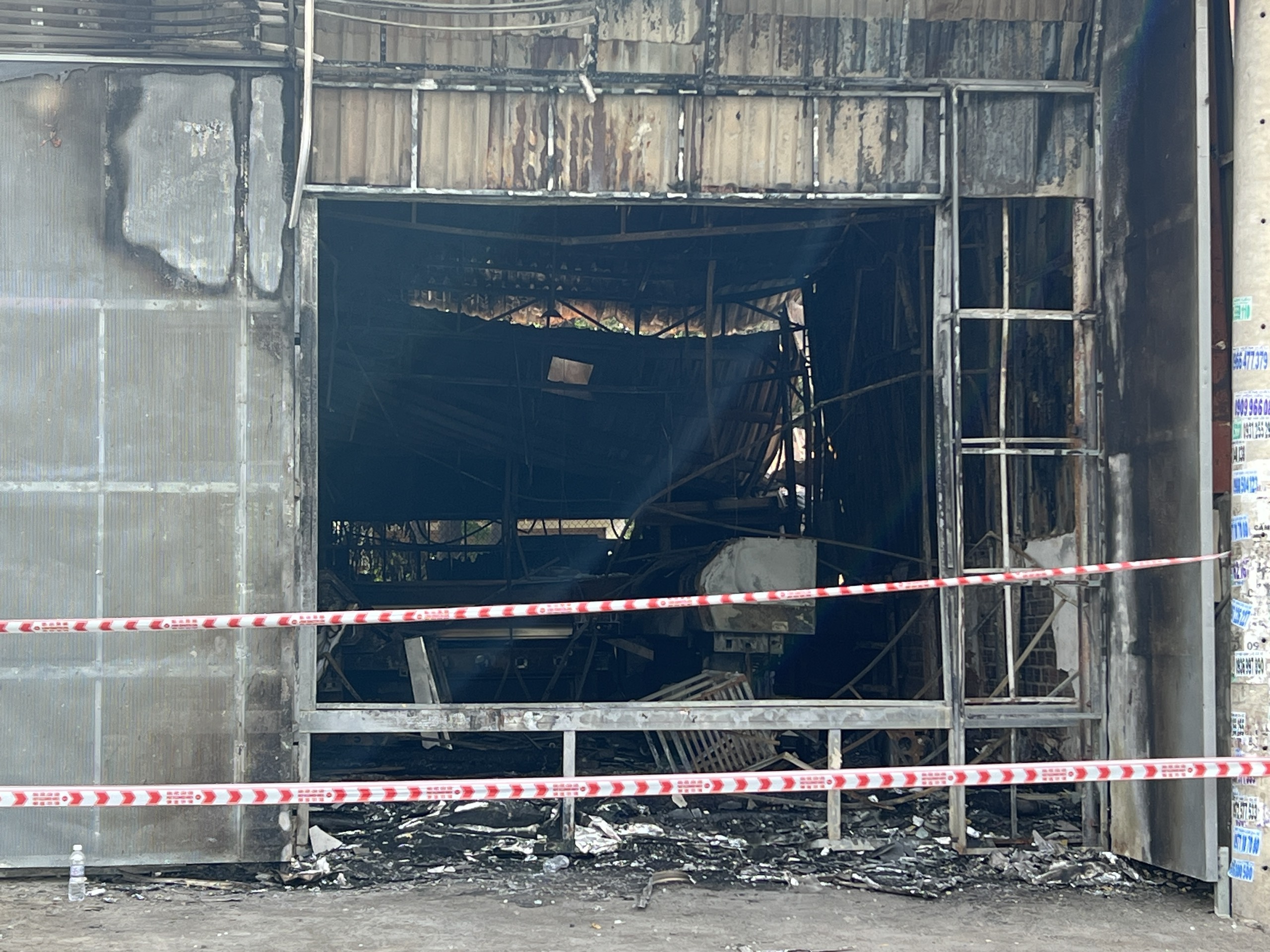 Cháy lớn dãy nhà xưởng ở TP.HCM lúc rạng sáng, nhiều tài sản bị thiêu rụi- Ảnh 1.