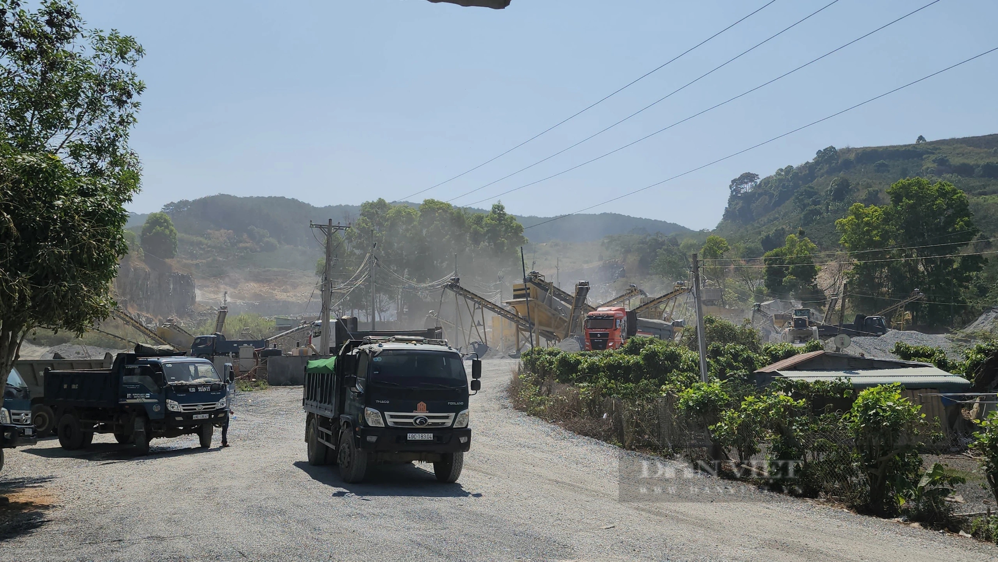 Người dân thôn Gần Reo (tỉnh Lâm Đồng) khổ vì bị “tra tấn” bởi tiếng ồn và bụi bên mỏ đá- Ảnh 1.