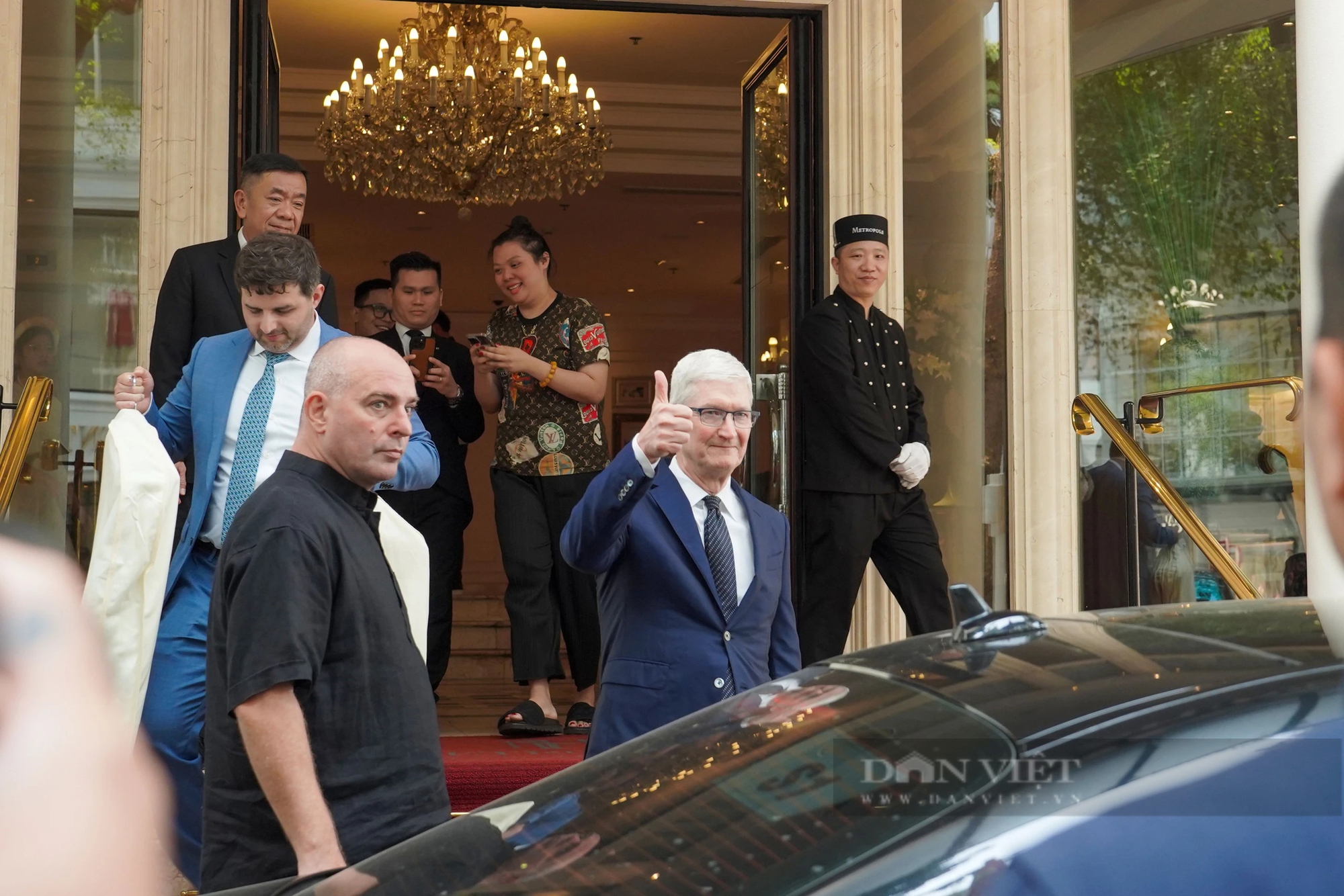Hoạt động của CEO Apple Tim Cook tại Hà Nội: Từ cafe, dạo hồ Gươm, gặp học sinh, đến Phủ Chủ tịch- Ảnh 14.
