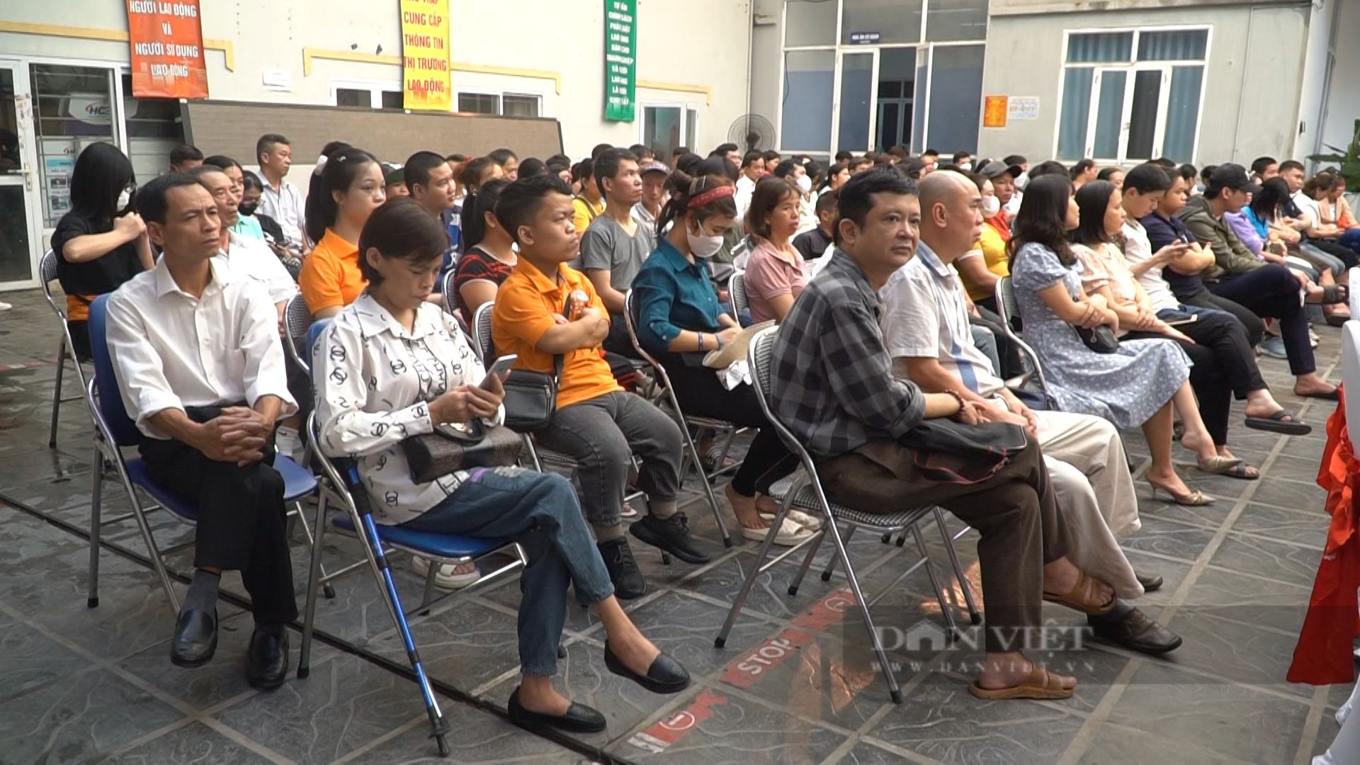 Hàng trăm lao động là người khuyết tật tại các quận huyện thuộc thành phố Hà Nội đã tham gia phiên giao dịch việc làm. Ảnh: Trung Hiếu.
