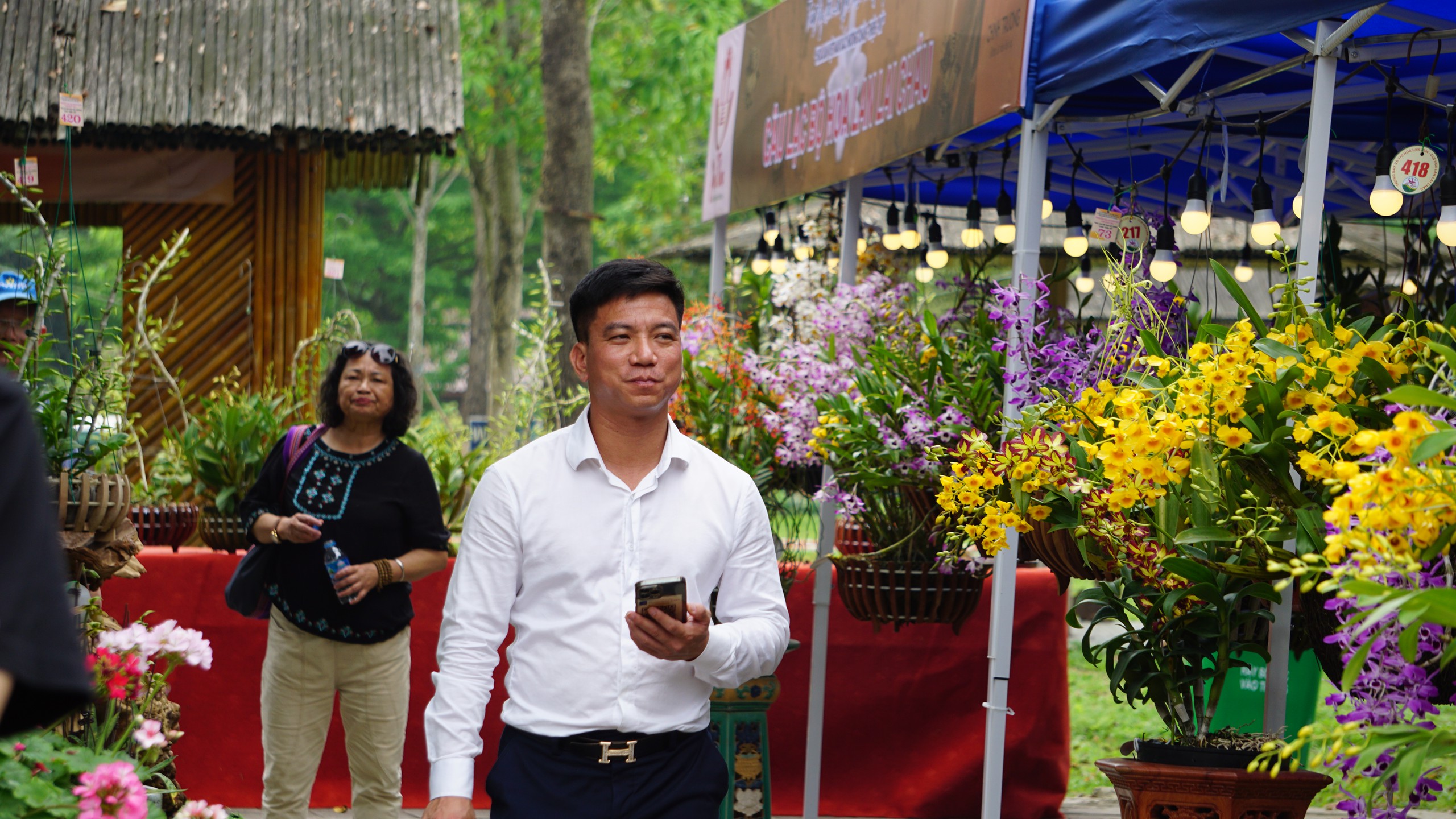 Chậu hoa lan 5 cánh trắng "khủng" nhất Việt Nam hút khách ở Đền Hùng, có gì mà ai cũng phải xếp hàng chiêm ngưỡng?- Ảnh 3.