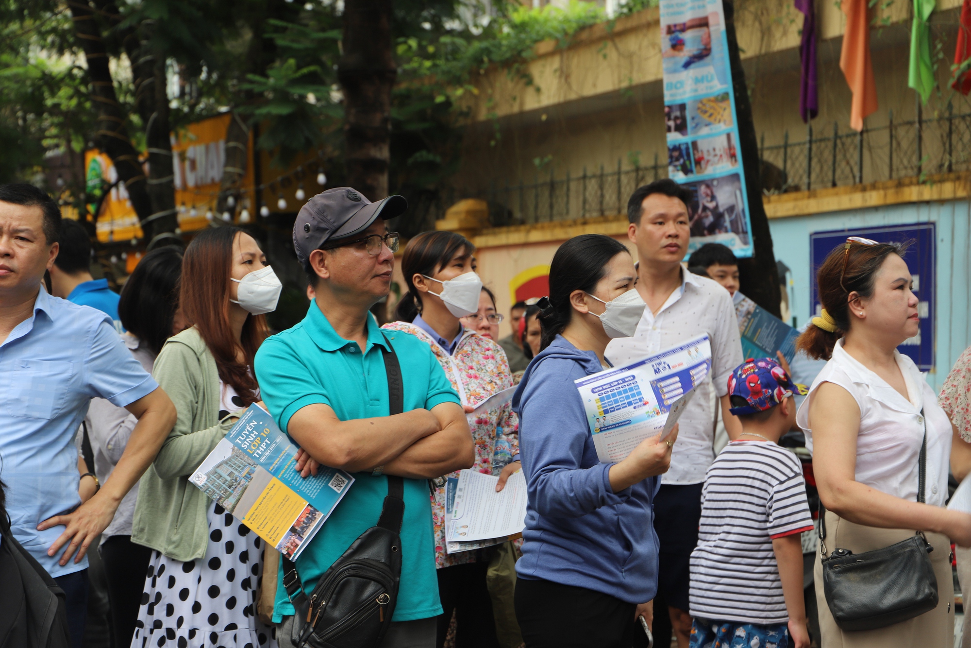 Căng thẳng thi vào lớp 10 ở Hà Nội: Phụ huynh "đội nắng" đưa đón con đi học 16 lượt/ngày- Ảnh 1.