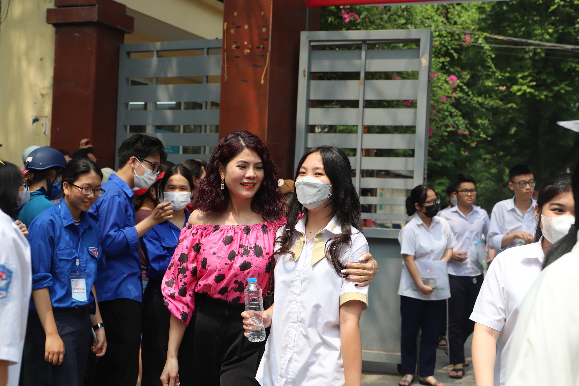 Căng thẳng thi vào lớp 10 ở Hà Nội: Phụ huynh "đội nắng" đưa đón con đi học 16 lượt/ngày- Ảnh 2.