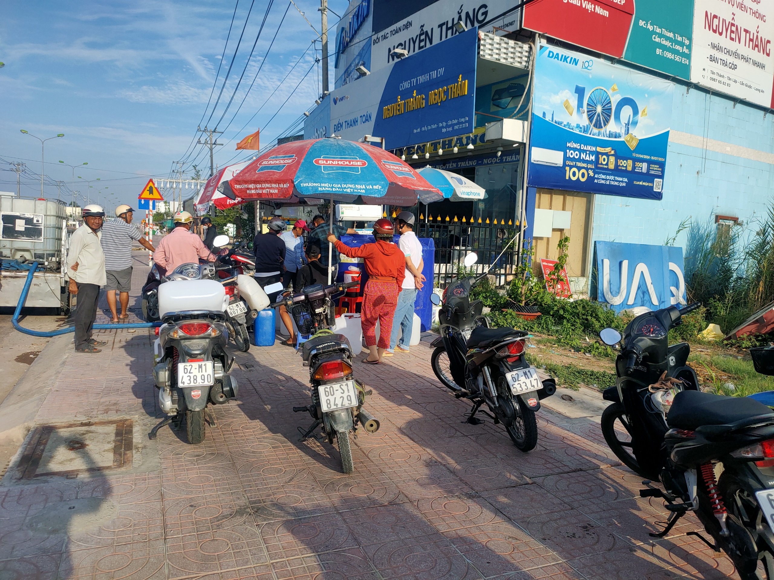 Một huyện ở Long An khắc phục nhanh thiếu nước sạch, người dân không còn phải chờ hứng từng giọt nước- Ảnh 2.