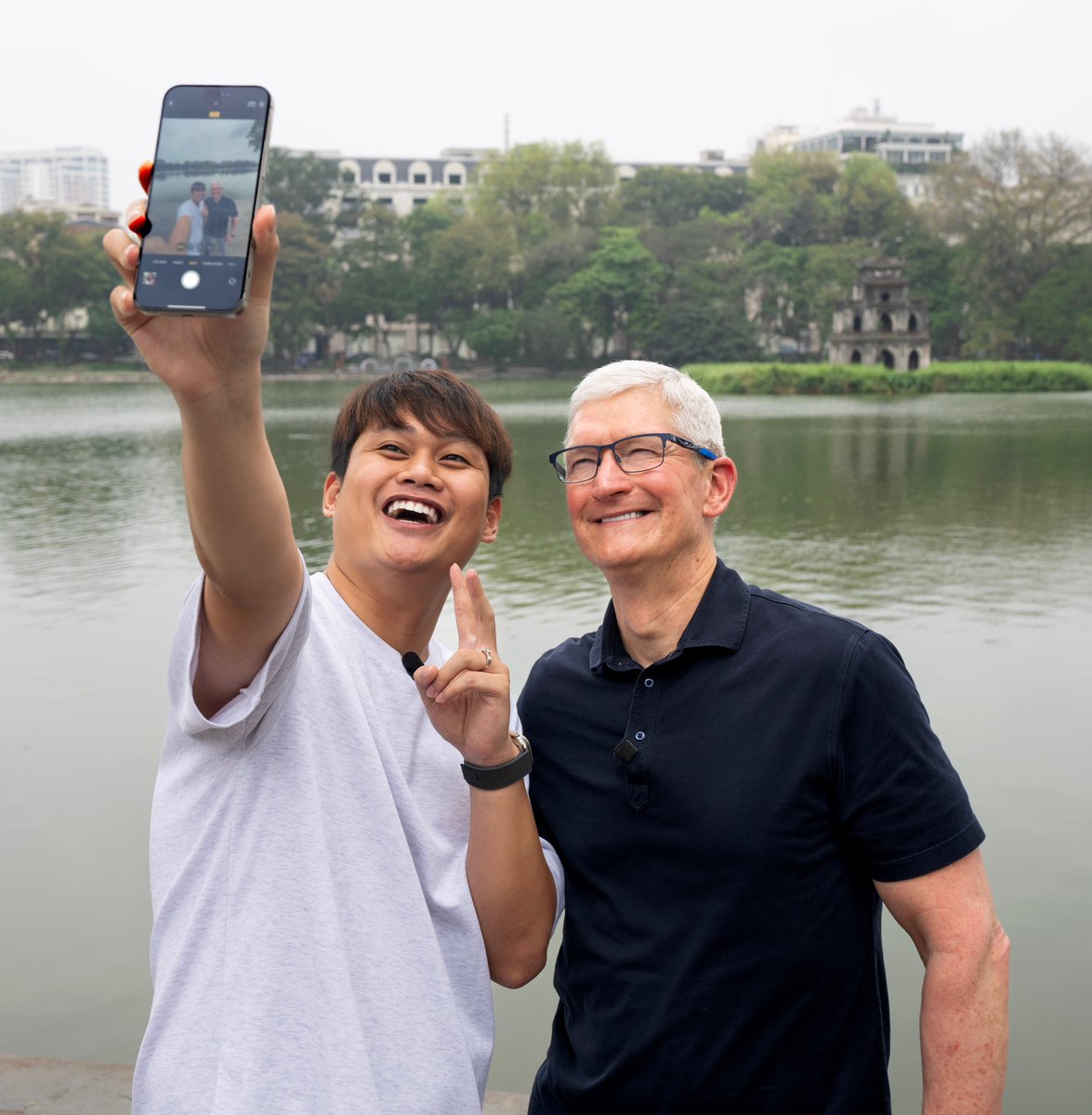 Hoạt động của CEO Apple Tim Cook tại Hà Nội: Từ cafe, dạo hồ Gươm, gặp học sinh, đến Phủ Chủ tịch- Ảnh 2.
