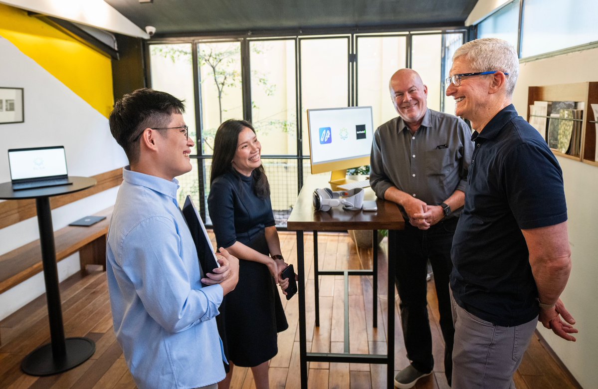 Hoạt động của CEO Apple Tim Cook tại Hà Nội: Từ cafe, dạo hồ Gươm, gặp học sinh, đến Phủ Chủ tịch- Ảnh 4.