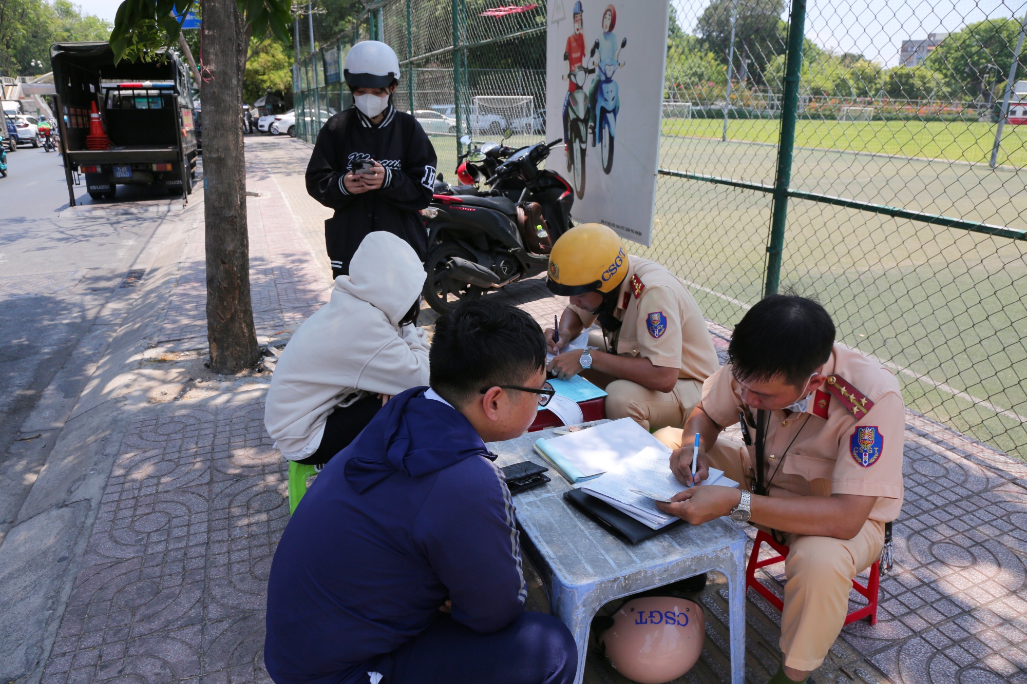 TP.HCM: Nhiều học sinh đi học bằng xe máy không đúng quy định, viện đủ lý do khi bị CSGT tạm giữ xe- Ảnh 2.