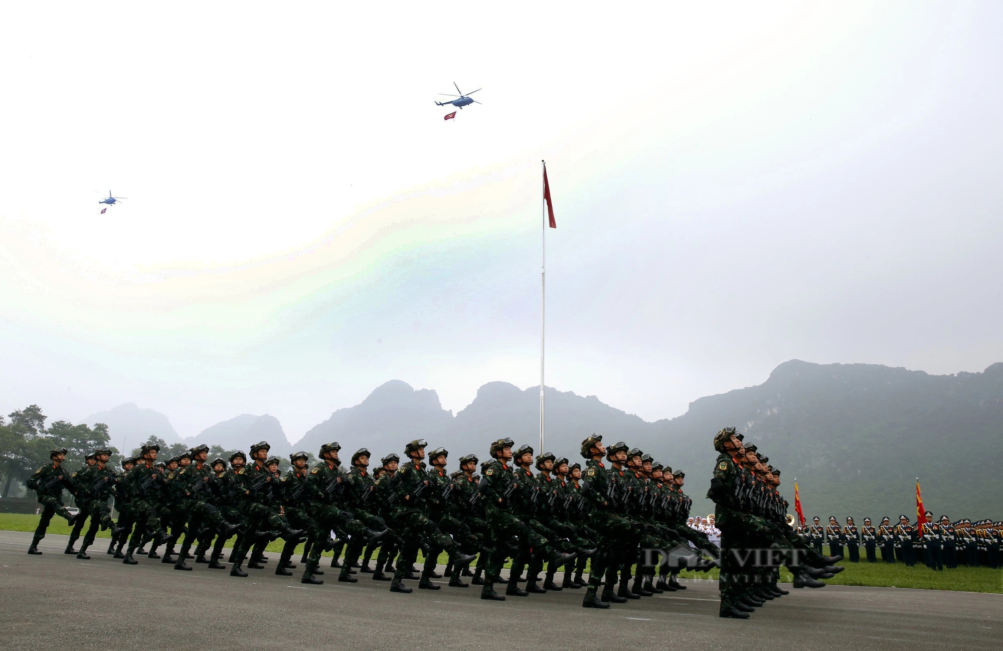Hợp luyện diễu binh - diễu hành lần cuối, 9 máy bay trực thăng bay trên bầu trời Hà Nội- Ảnh 1.