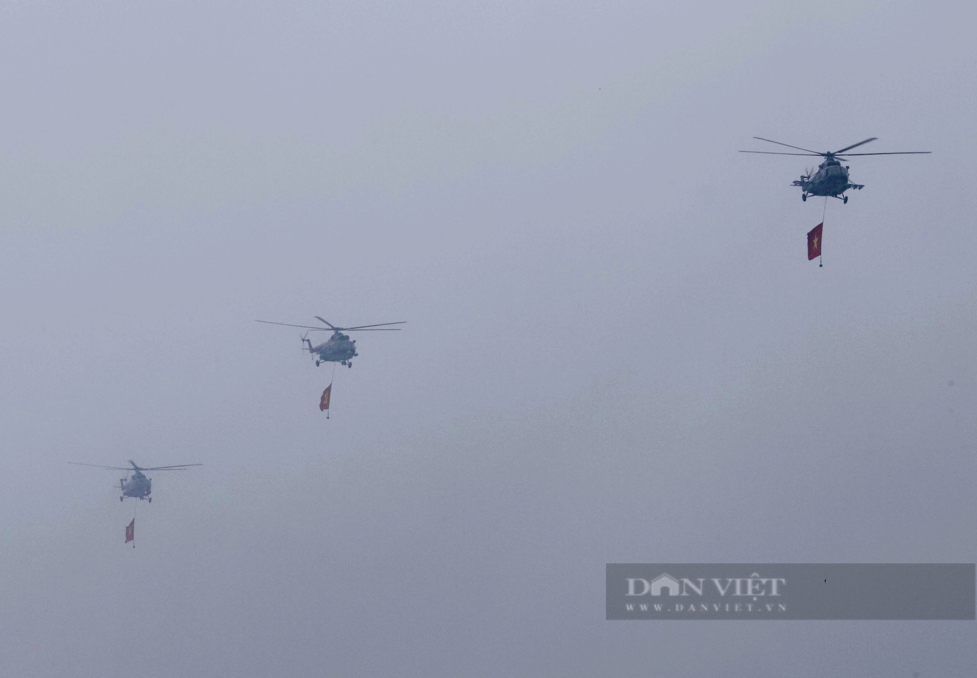 Hợp luyện diễu binh - diễu hành lần cuối, 9 máy bay trực thăng bay trên bầu trời Hà Nội- Ảnh 2.