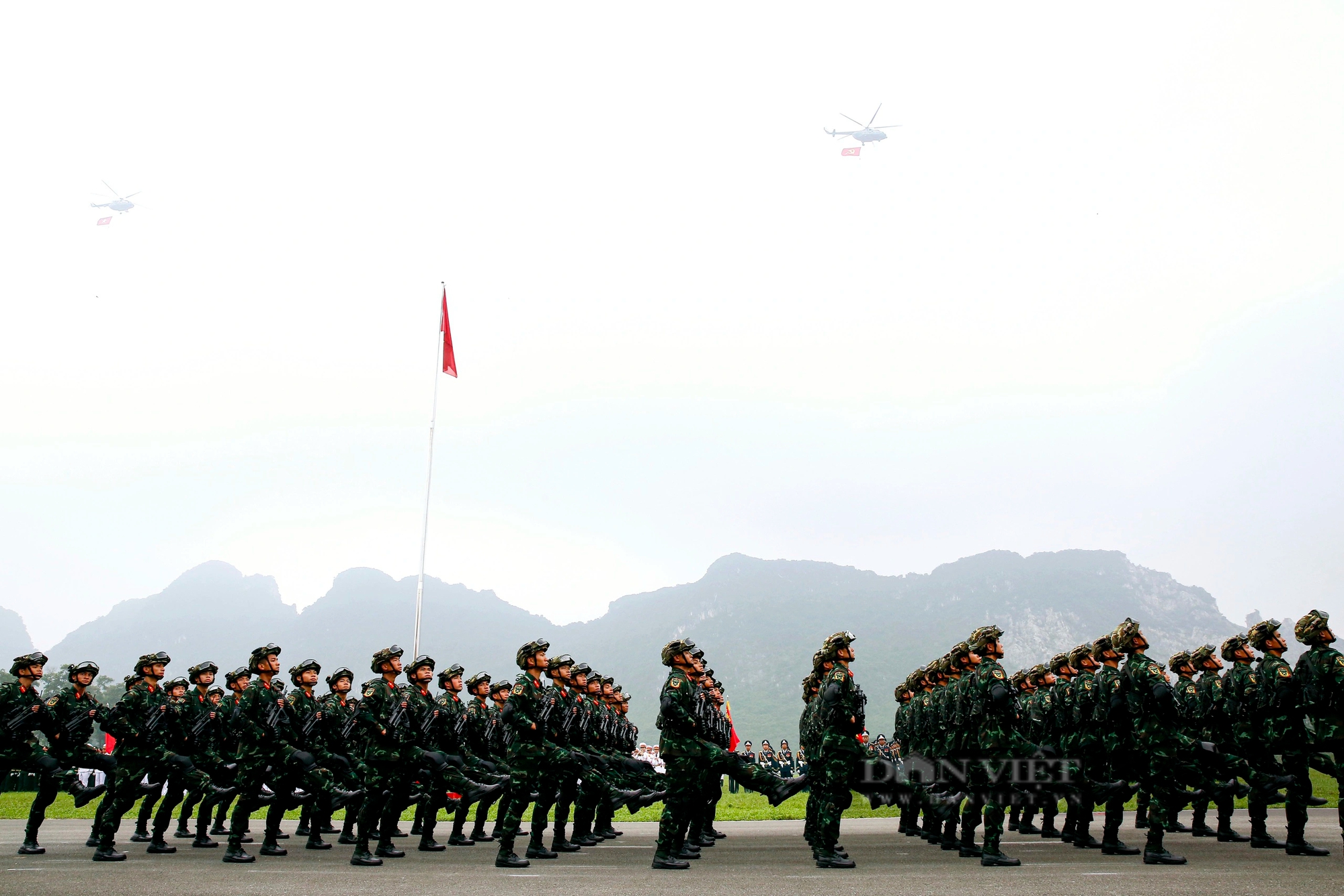 Ngắm nhìn máy bay trực thăng và xe thồ tham gia hợp luyện Kỷ niệm 70 năm chiến thắng Điện Biên Phủ- Ảnh 1.