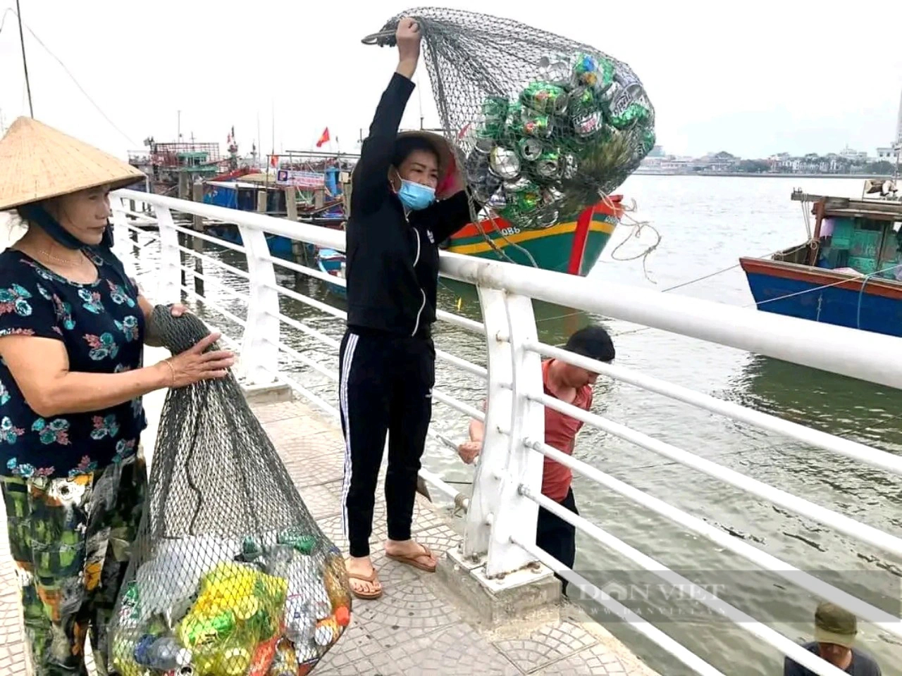 Tàu cá Quảng Bình cập bờ khoang đầy cá, còn mang thêm một thứ bất ngờ, đó là thứ gì vậy?- Ảnh 3.