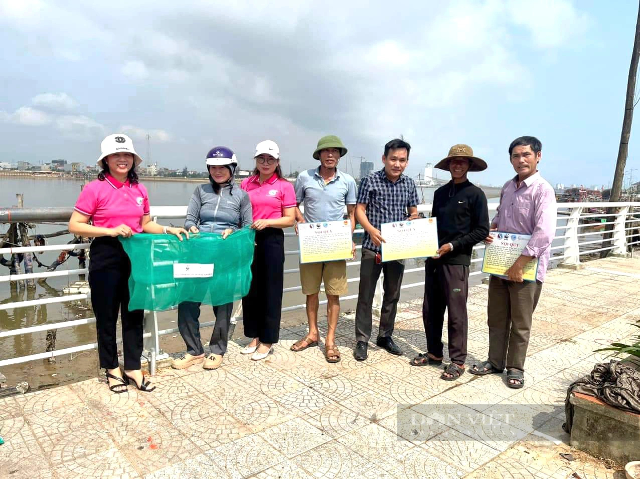 Tàu cá Quảng Bình cập bờ khoang đầy cá, còn mang thêm một thứ bất ngờ, đó là thứ gì vậy?- Ảnh 4.