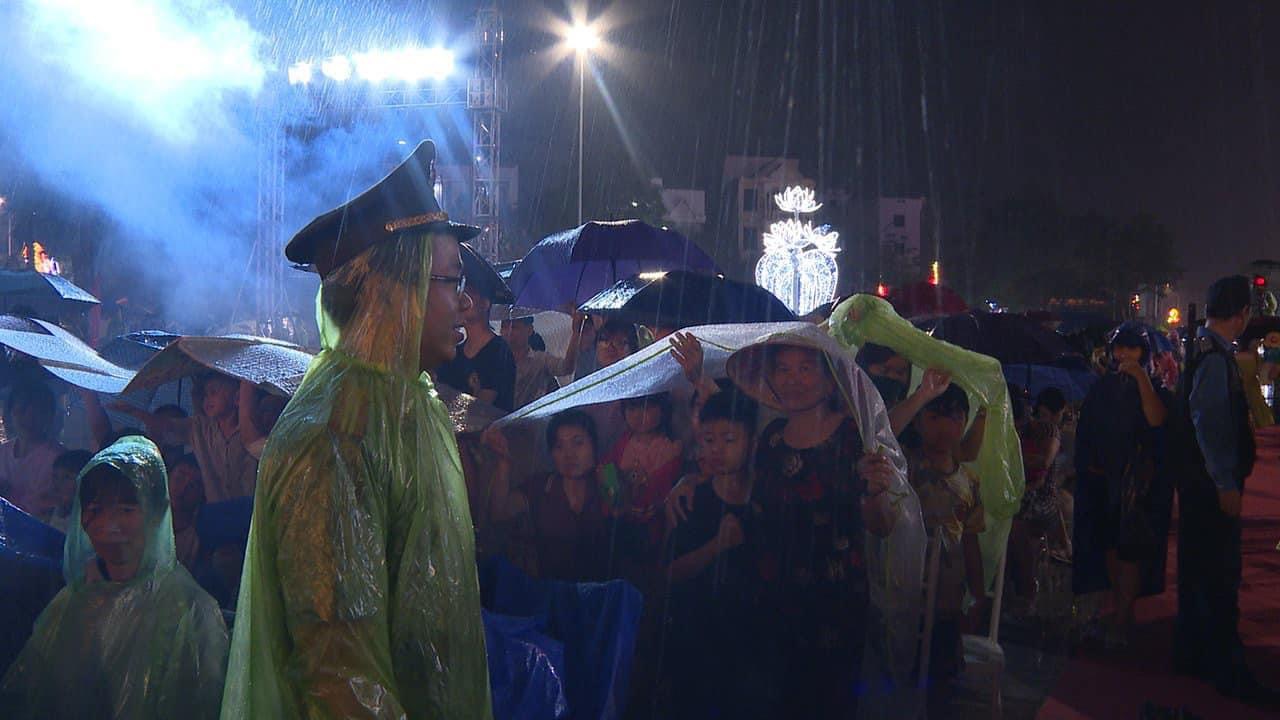 Dòng người đội mưa xem pháo hoa mừng Lễ hội Đền Hùng- Ảnh 7.