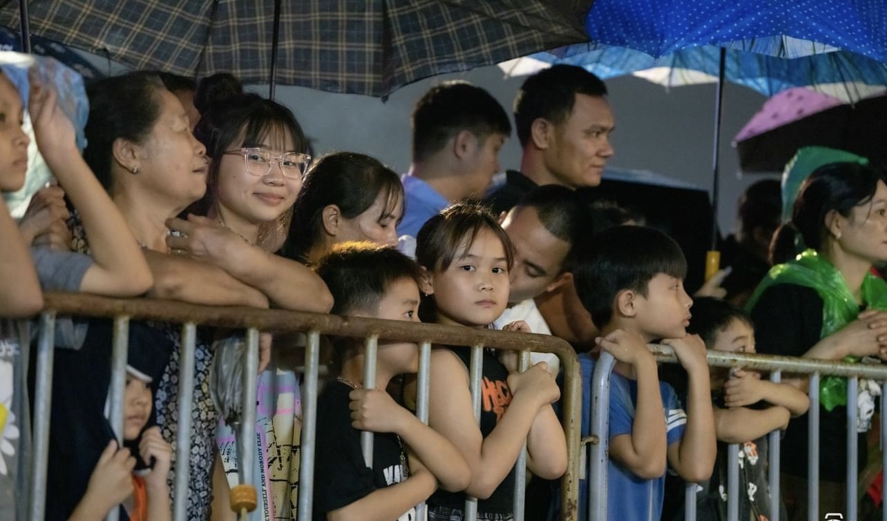 Dòng người đội mưa xem pháo hoa mừng Lễ hội Đền Hùng- Ảnh 9.