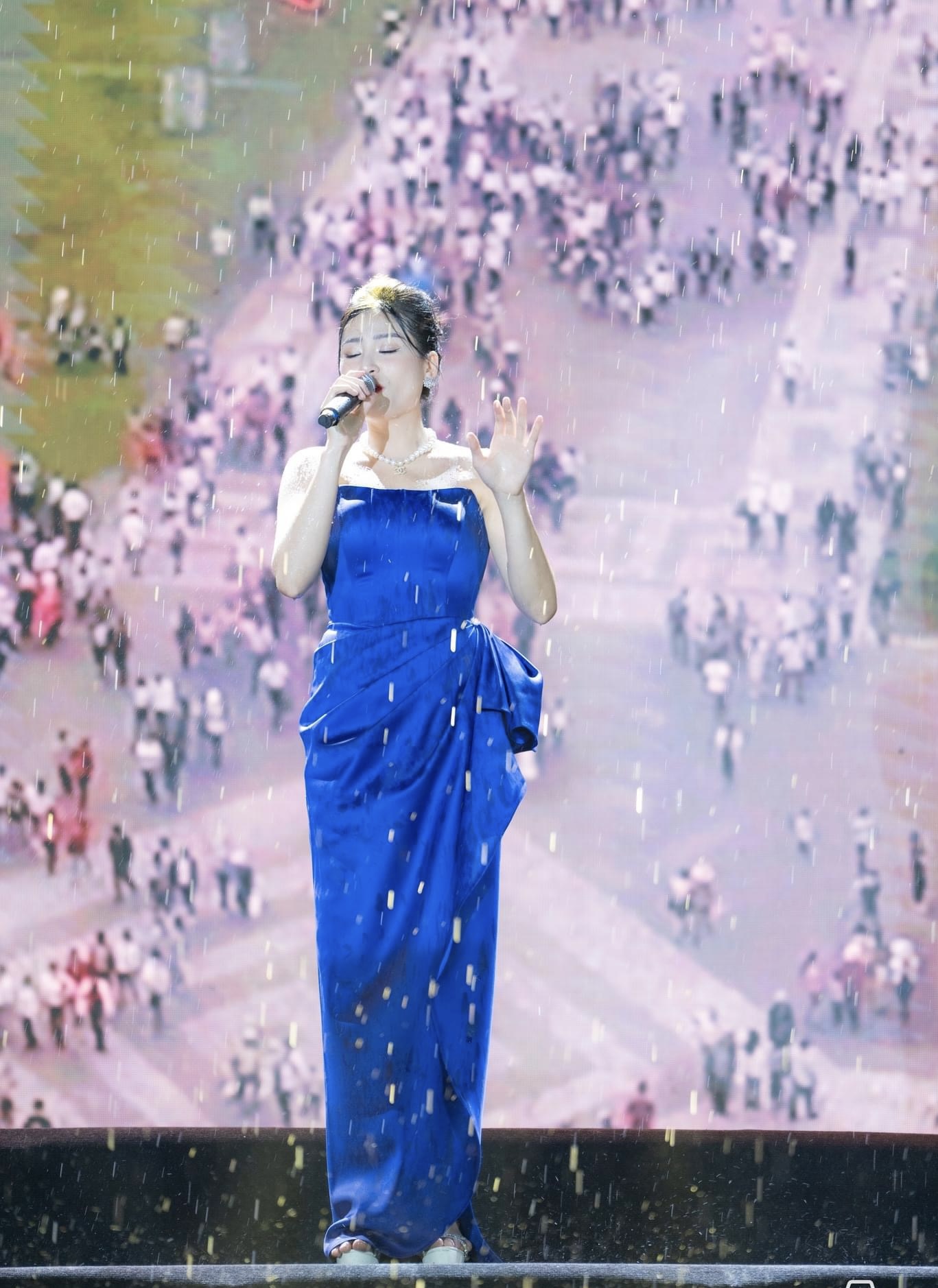 Dòng người đội mưa xem pháo hoa mừng Lễ hội Đền Hùng- Ảnh 2.