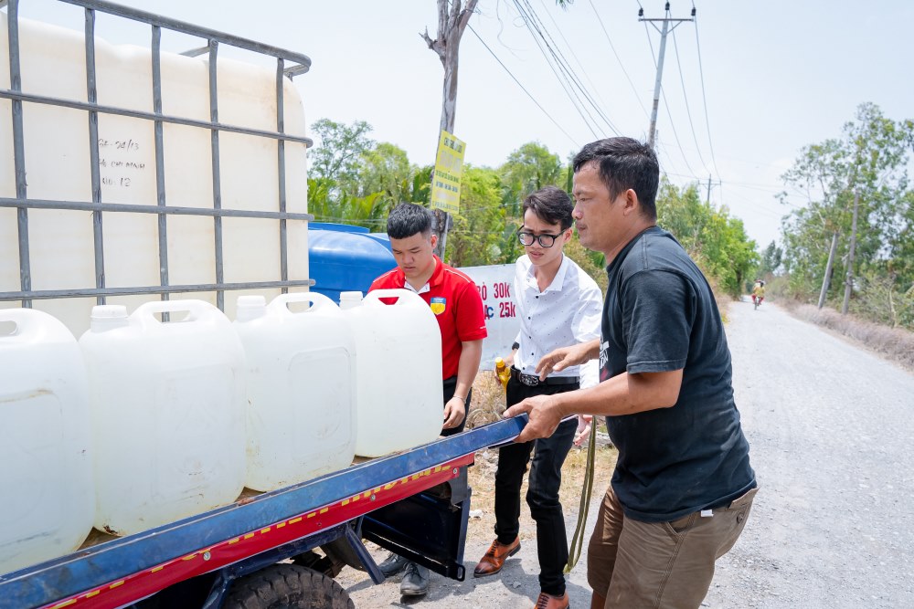 Người đàn ông "xuyên tỉnh" chia sẻ nước ngọt miễn phí cho bà con bị hạn mặn ở Tiền Giang- Ảnh 2.