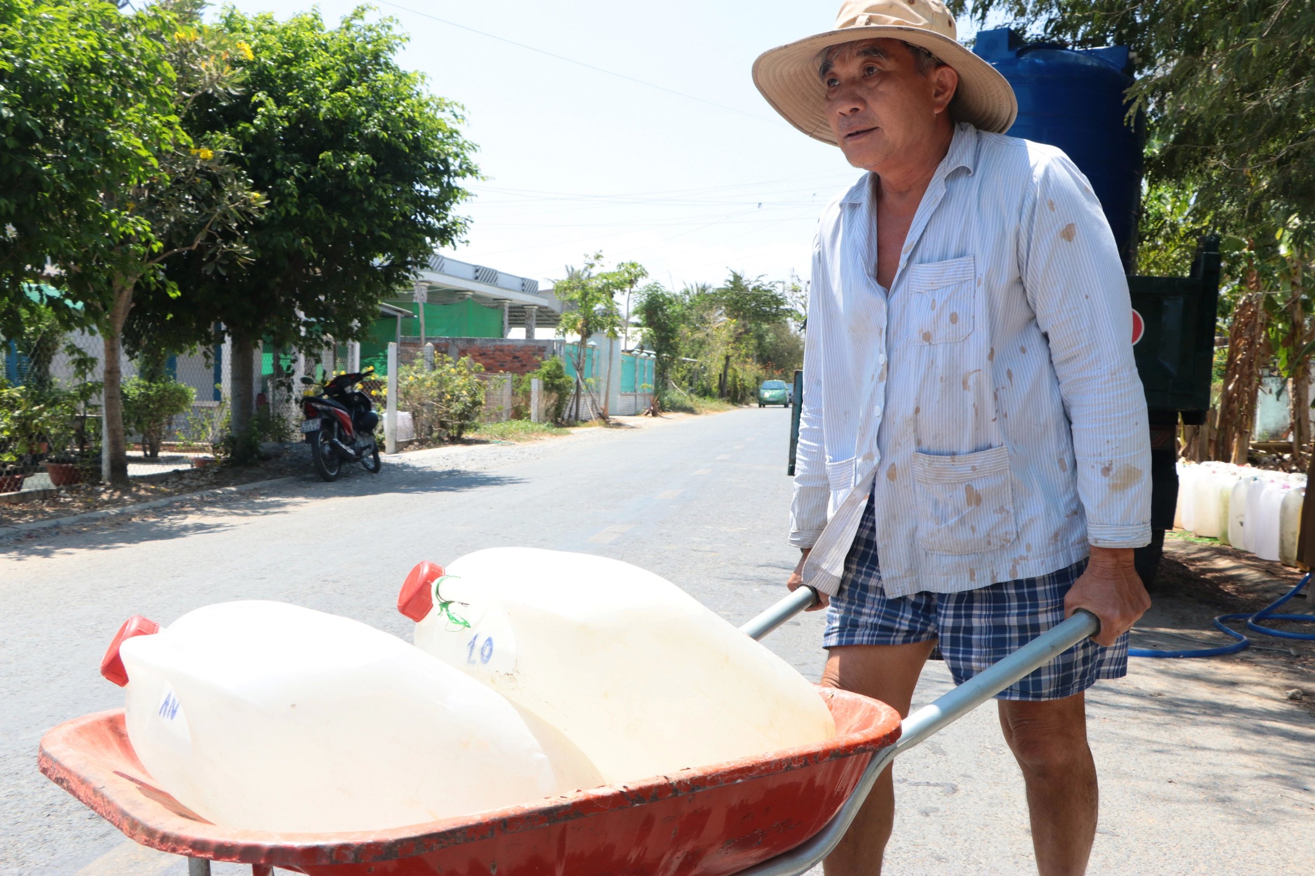 Người đàn ông "xuyên tỉnh" chia sẻ nước ngọt miễn phí cho bà con bị hạn mặn ở Tiền Giang- Ảnh 4.
