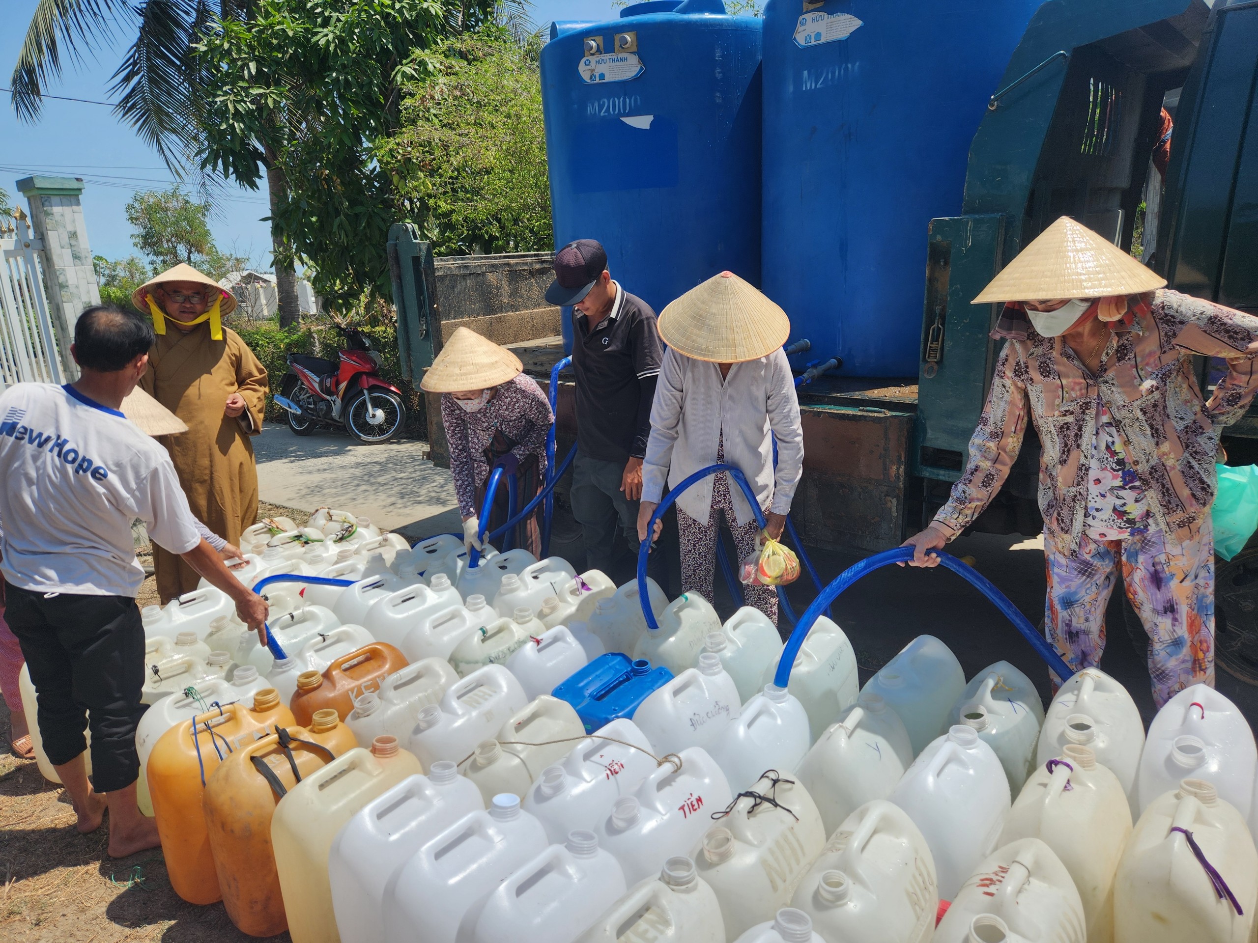 Người đàn ông "xuyên tỉnh" chia sẻ nước ngọt miễn phí cho bà con bị hạn mặn ở Tiền Giang- Ảnh 3.