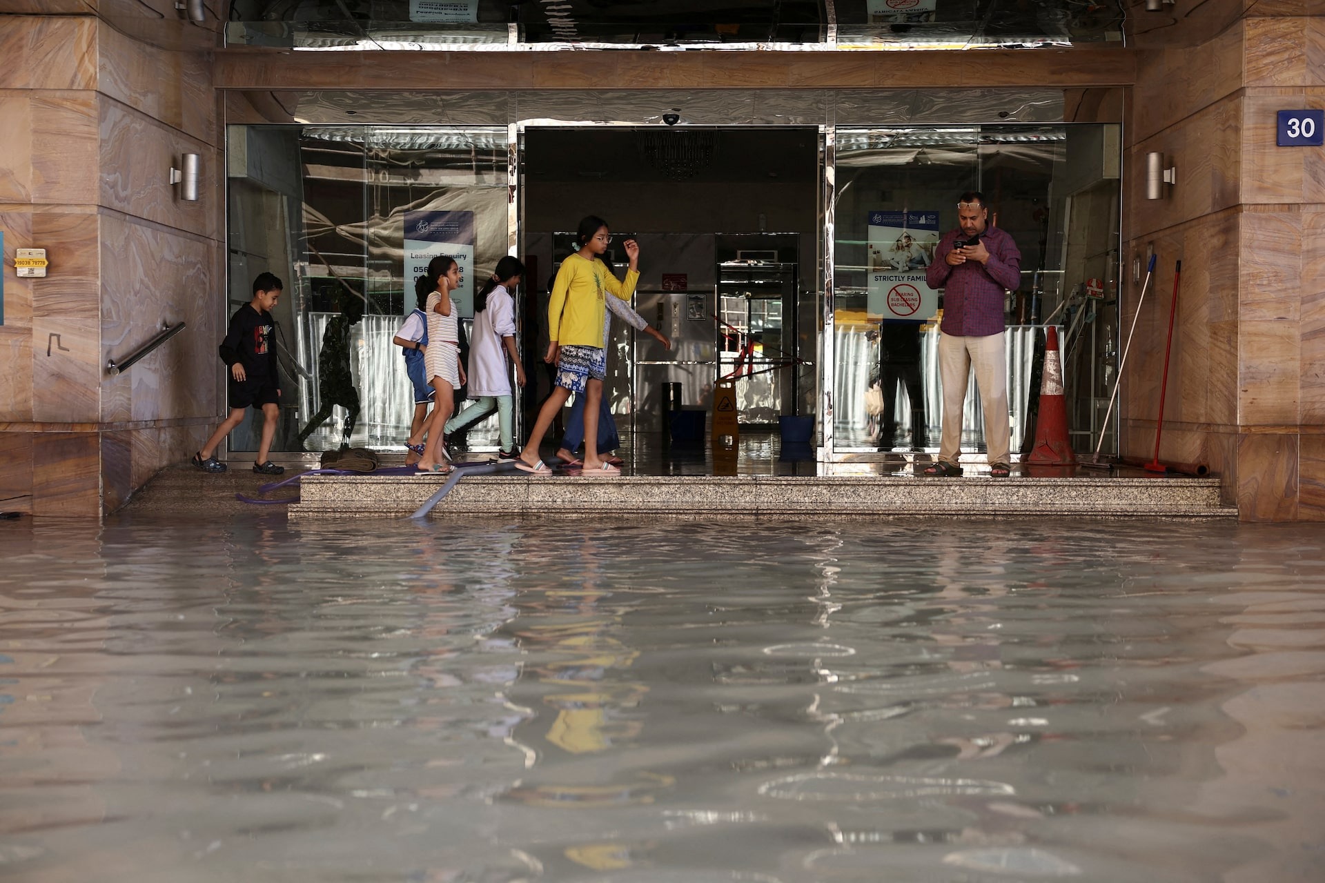 Loạt ôtô "bơi" giữa biển nước trong đợt ngập lịch sử tại trung tâm tài chính Trung Đông Dubai- Ảnh 10.