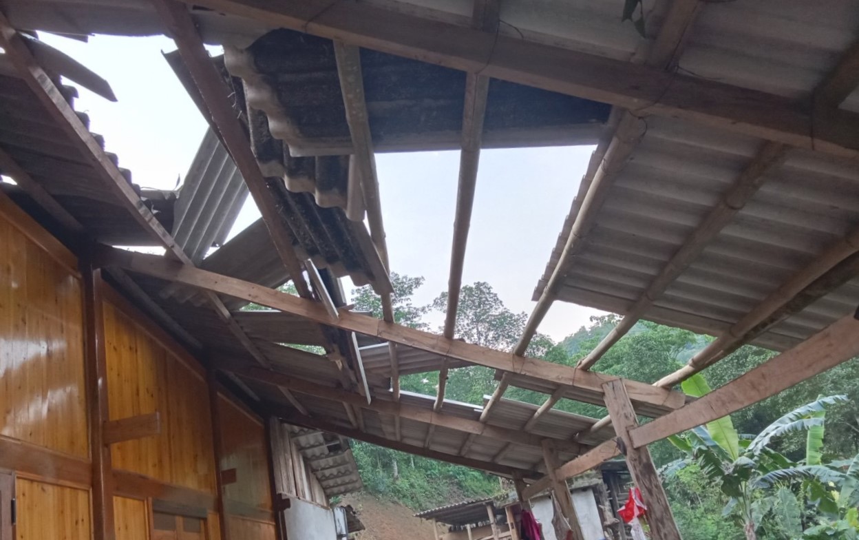 Lào Cai: Hơn 150 nhà bị tốc mái do dông lốc- Ảnh 2.