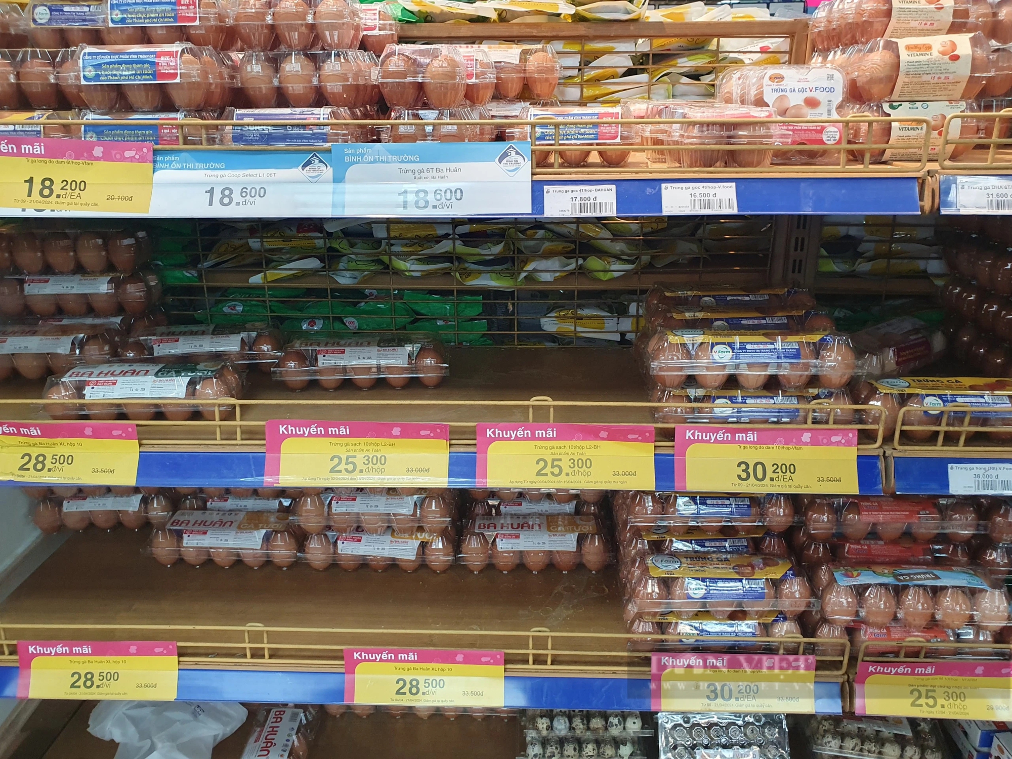 Bất ngờ giá trứng gà siêu rẻ từ chợ đến siêu thị, có nơi mua 1 tặng 1- Ảnh 2.