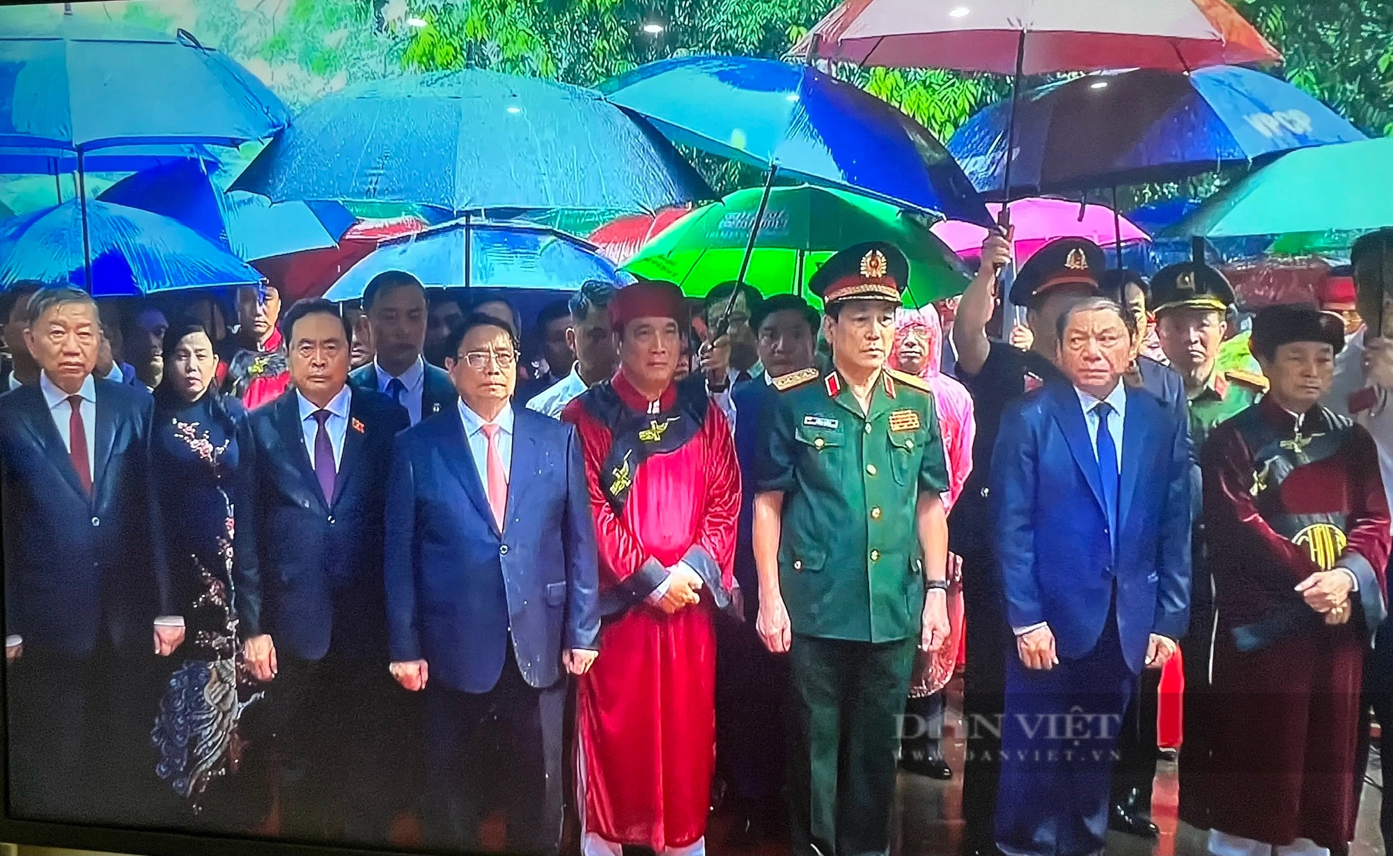 Vạn người về trẩy hội Đền Hùng ngày chính lễ, có người xuất phát từ 3 giờ sáng- Ảnh 1.