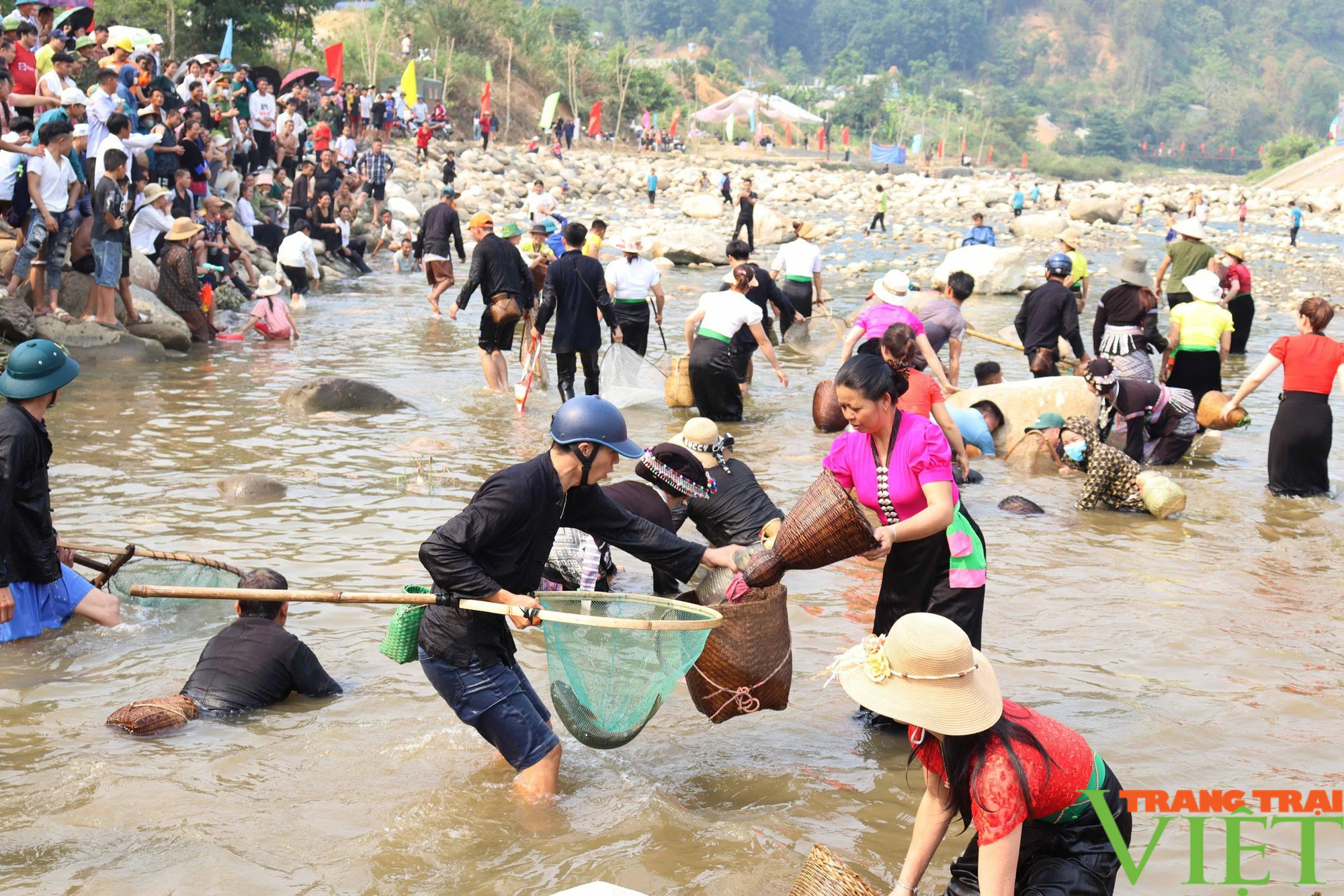 Độc đáo màn quăng chài bắt cá, đơm cúc áo cóm, múa hát cùng trống chiêng tại lễ hội Then Kin Pang- Ảnh 5.