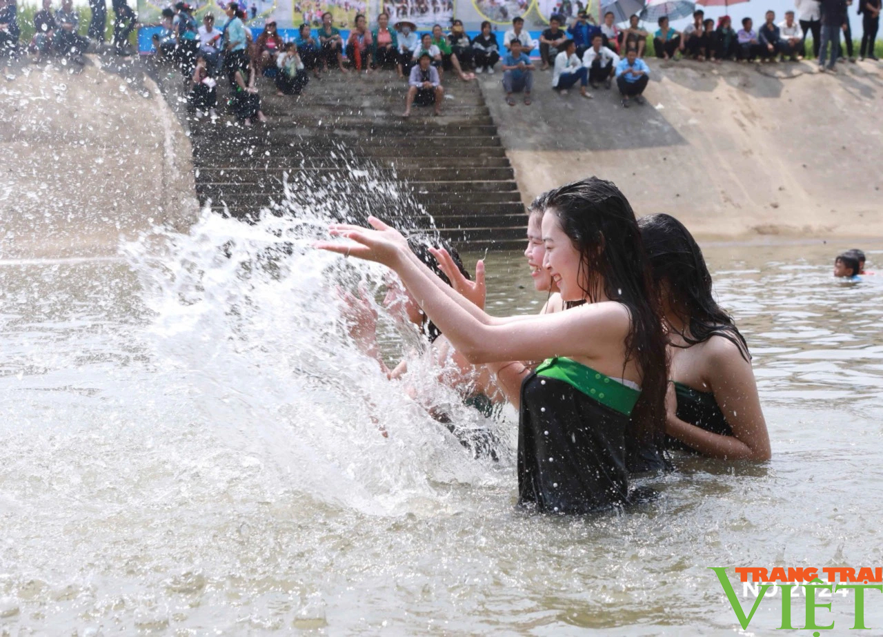 Hàng nghìn du khách trầm trồ chứng kiến màn xõa tóc gội đầu trong lễ hội Then Kin Pang- Ảnh 3.