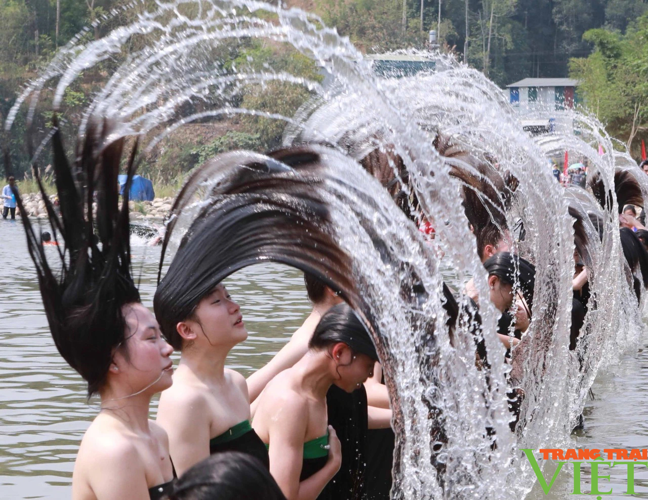 Hàng nghìn du khách trầm trồ chứng kiến màn xõa tóc gội đầu trong lễ hội Then Kin Pang- Ảnh 4.