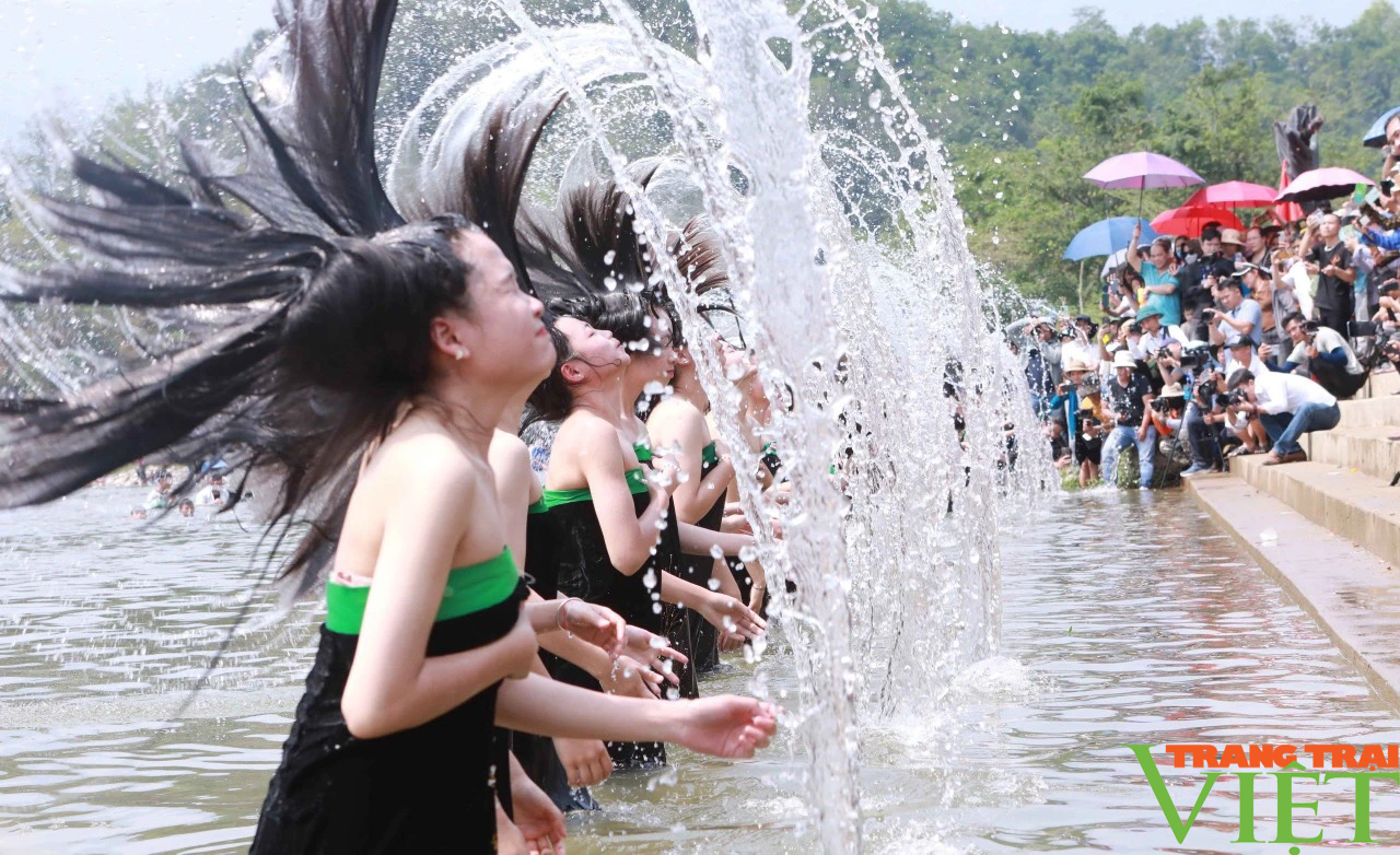 Hàng nghìn du khách trầm trồ chứng kiến màn xõa tóc gội đầu trong lễ hội Then Kin Pang- Ảnh 5.