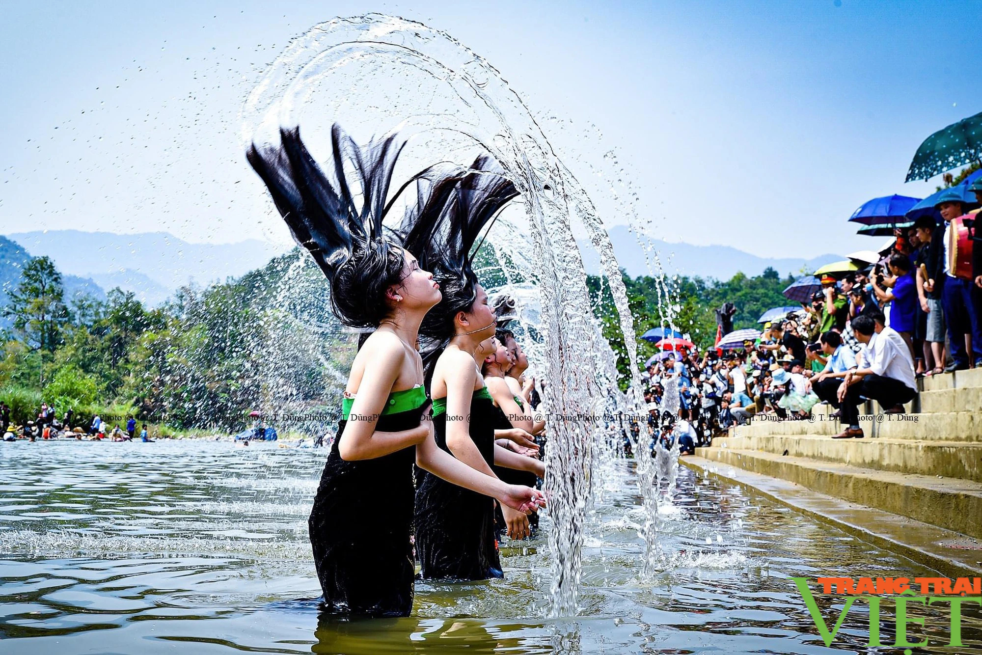 Hàng nghìn du khách trầm trồ chứng kiến màn xõa tóc gội đầu trong lễ hội Then Kin Pang- Ảnh 6.