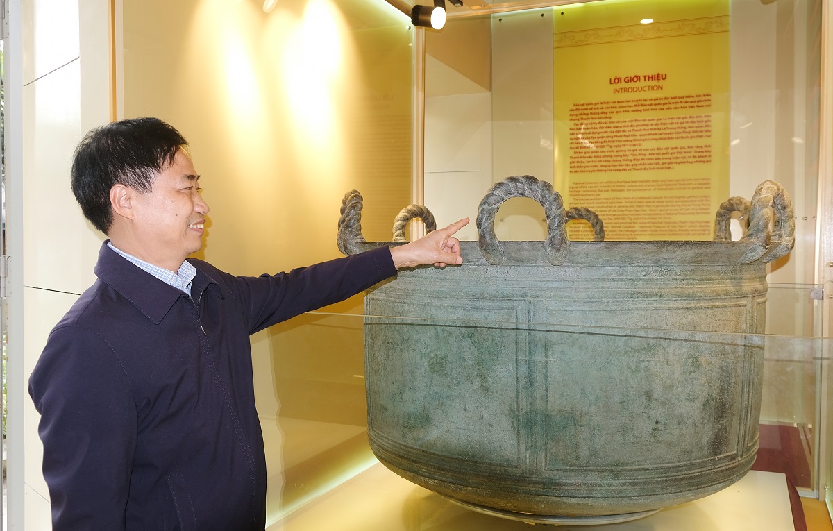 Năm 1981, đang đào một công trình ở Thanh Hóa, đụng ngay cổ vật nặng 1 tấn sau là Bảo vật quốc gia- Ảnh 1.
