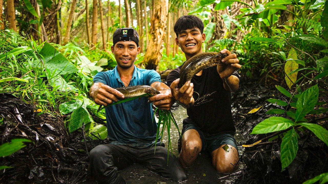 Luồn vào một khu rừng rậm nổi tiếng Cà Mau thấy dân bắt được rắn to bự, cá lóc đồng chắc nình nịch- Ảnh 4.