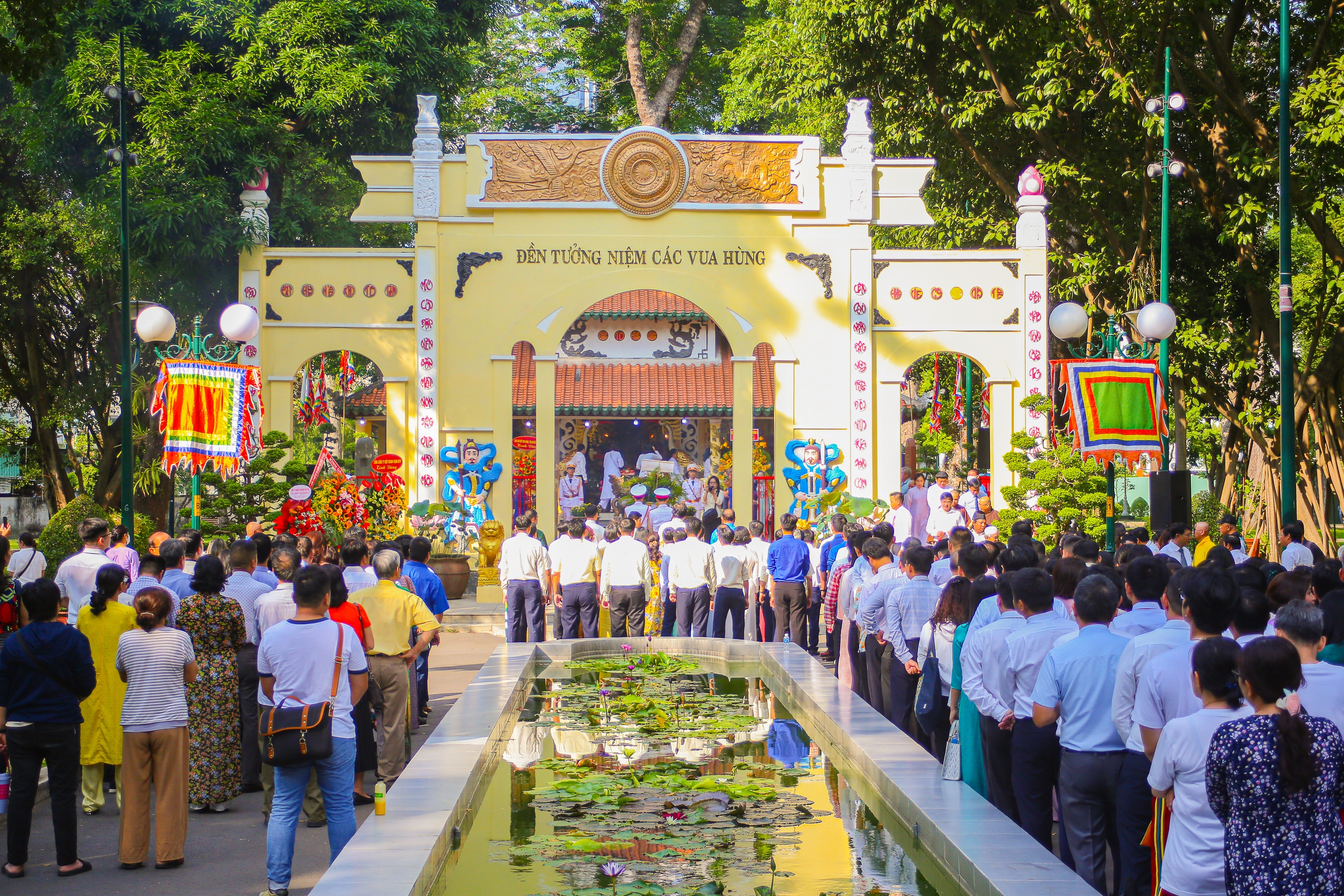 Hàng ngàn người Sài Gòn dâng hương tưởng niệm các vua Hùng- Ảnh 1.