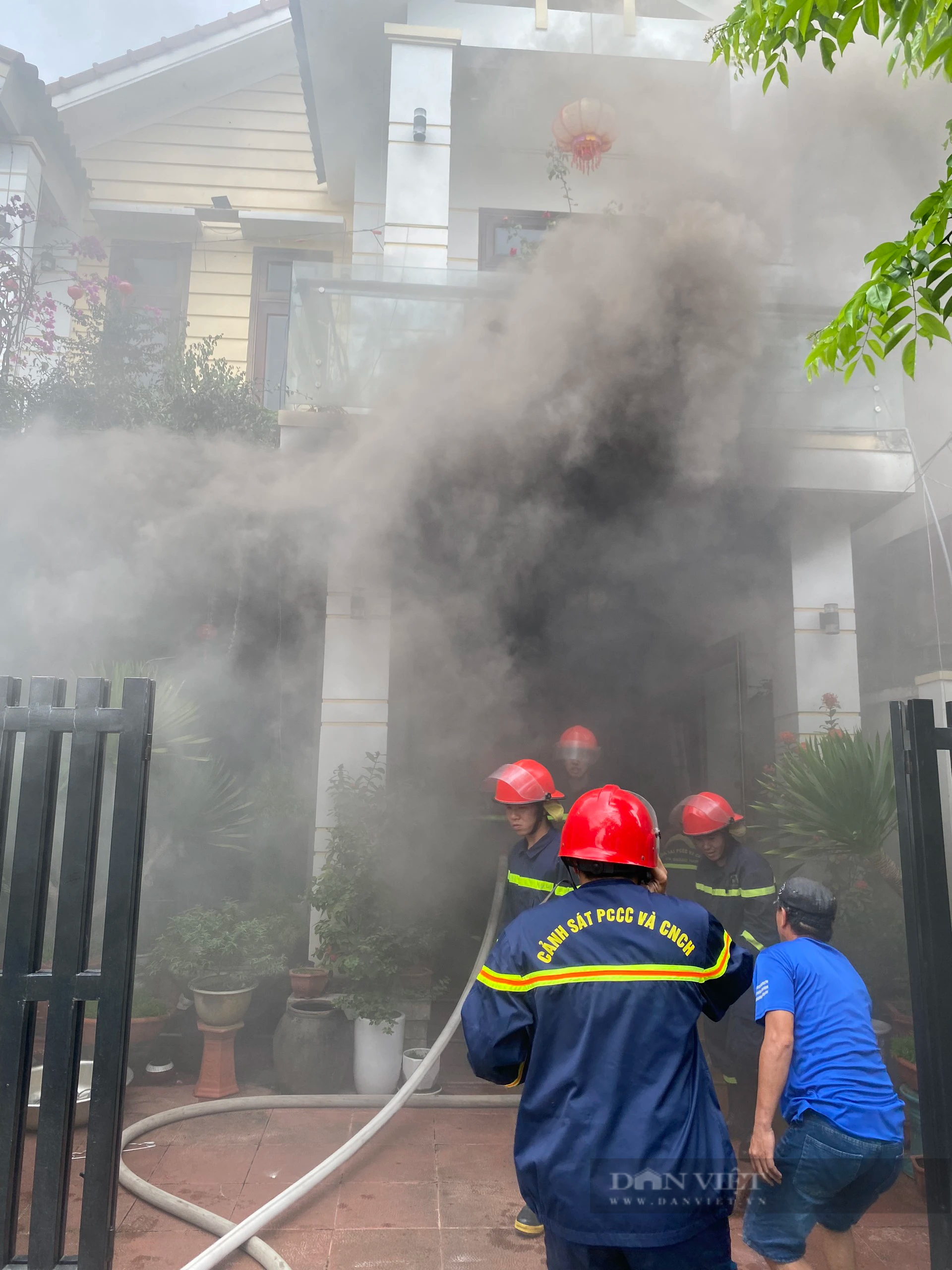 Vụ tự đốt nhà ở Hội An, Quảng Nam: Người chồng còn chém vợ trọng thương- Ảnh 2.