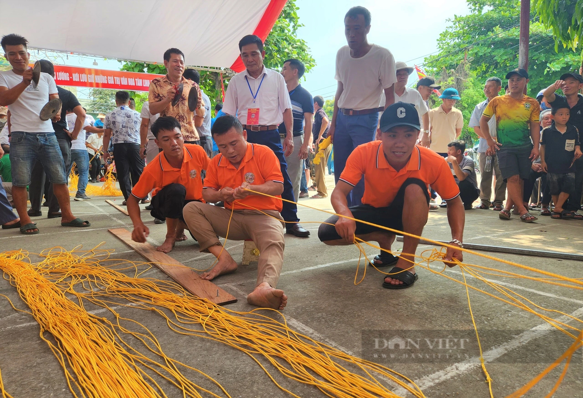 Cả làng biển Nghệ An cổ vũ đàn ông đan lưới, phụ nữ nướng cá, tất cả cùng tranh tài- Ảnh 2.