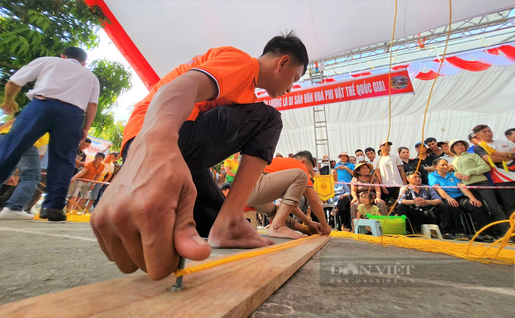 Cả làng biển Nghệ An cổ vũ đàn ông đan lưới, phụ nữ nướng cá, tất cả cùng tranh tài- Ảnh 5.