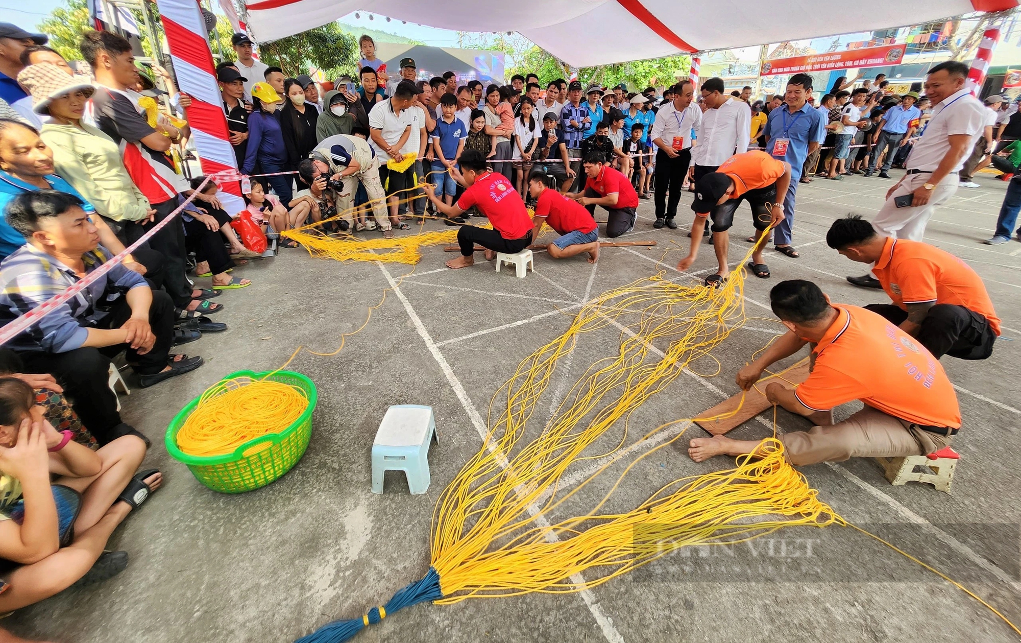 Cả làng biển Nghệ An cổ vũ đàn ông đan lưới, phụ nữ nướng cá, tất cả cùng tranh tài- Ảnh 8.
