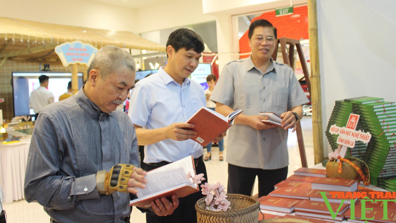 Sơn La: Triển lãm, trưng bày, giới thiệu sách hưởng ứng Ngày sách và văn hóa đọc Việt Nam- Ảnh 2.