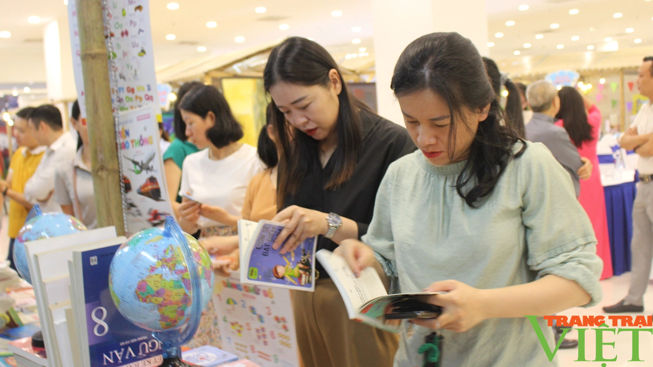 Sơn La: Triển lãm, trưng bày, giới thiệu sách hưởng ứng Ngày sách và văn hóa đọc Việt Nam- Ảnh 3.