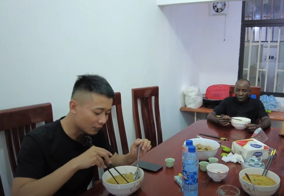 Quang Linh Vlogs và Lôi Con lỡ hẹn về Việt Nam vì sự cố giấy tờ- Ảnh 2.