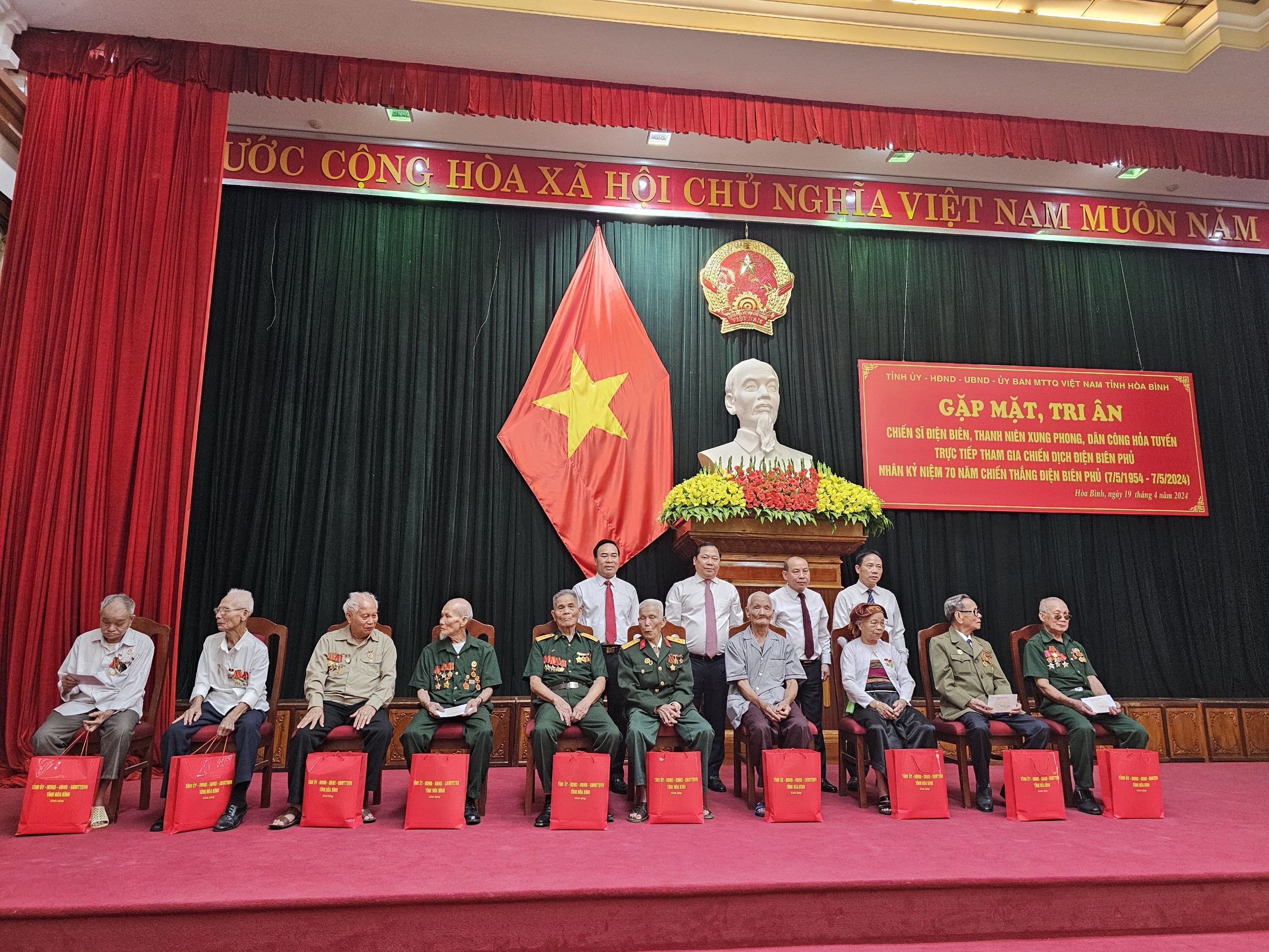 Hòa Bình gặp mặt, tri ân Cựu chiến binh Điện Biên nhân 70 năm Chiến thắng Điện Biên Phủ- Ảnh 2.
