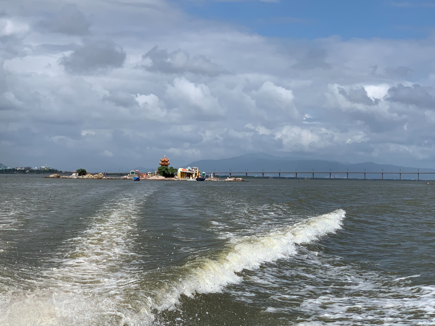 Cái đầm nước mặn nổi tiếng Bình Định, ở giữa có một "đảo" nhỏ tên Cồn Chim, có cái tháp tên Thầy Bói- Ảnh 2.