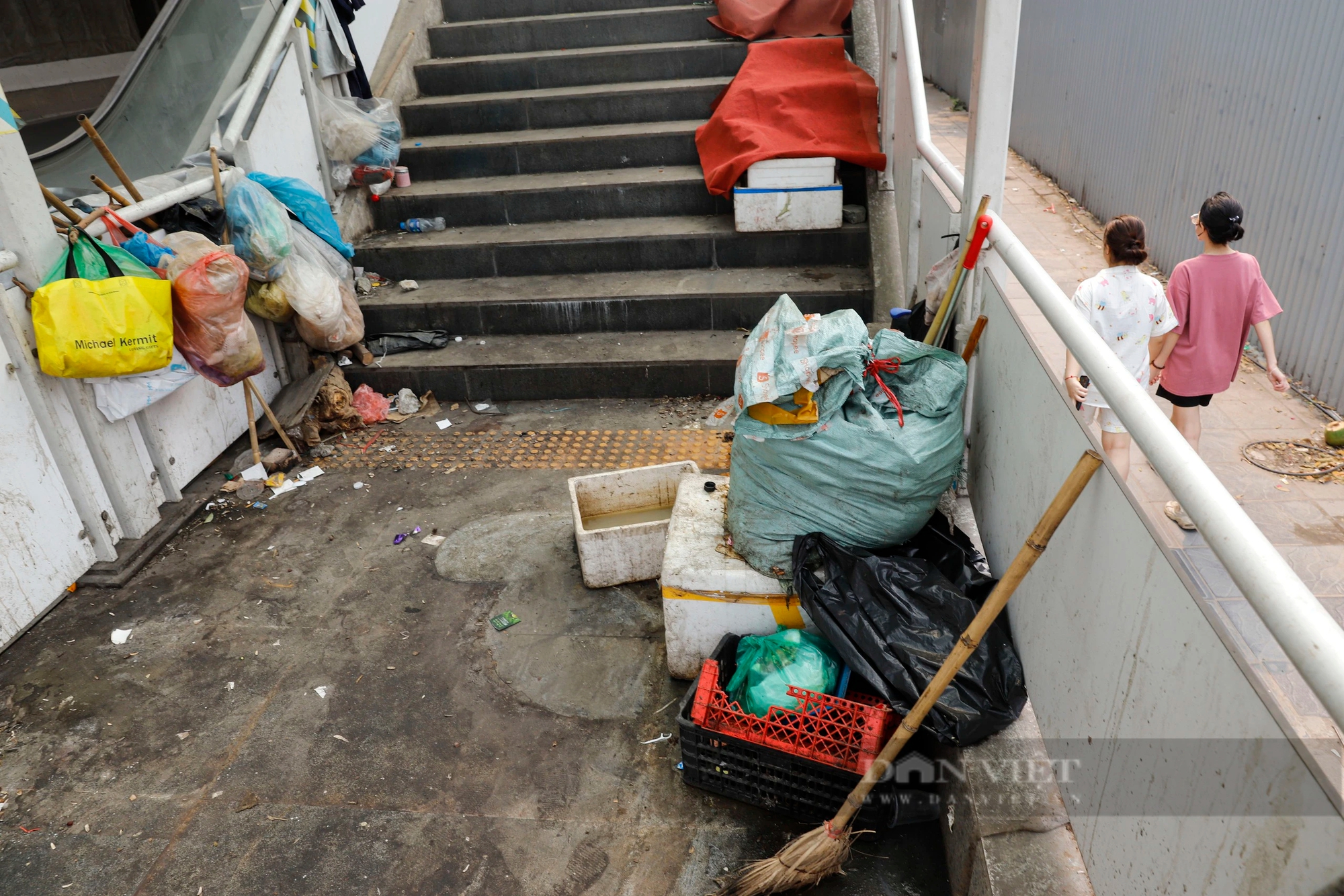 Nhà ga đường sắt Nhổn - ga Hà Nội ngập rác, bốc mùi hôi thối trước ngày chính thức đi vào hoạt động- Ảnh 3.