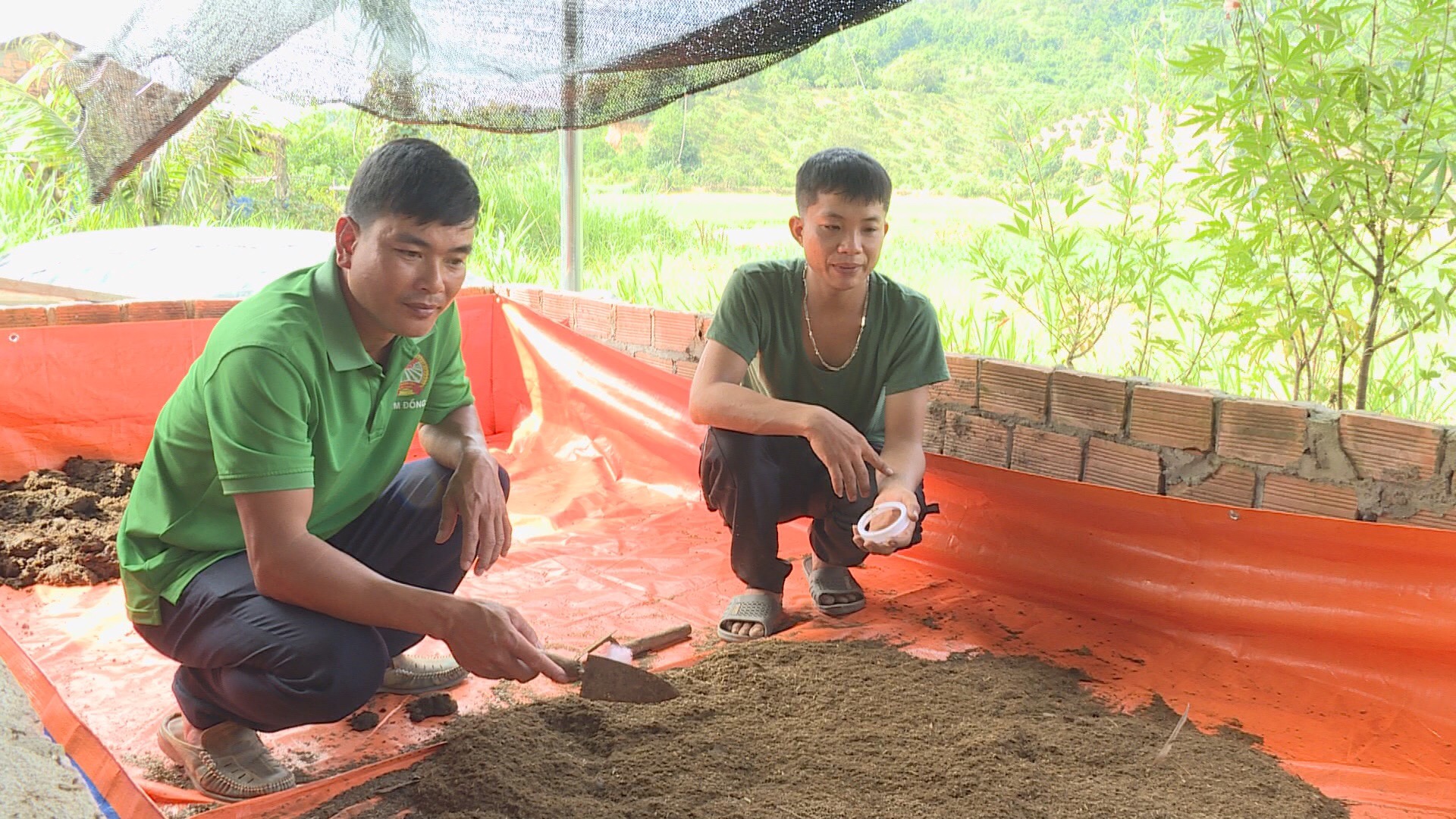 Hội Nông dân Lâm Đồng hướng dẫn nông dân nuôi sâu canxi, bảo vệ môi trường, tăng thu nhập- Ảnh 2.