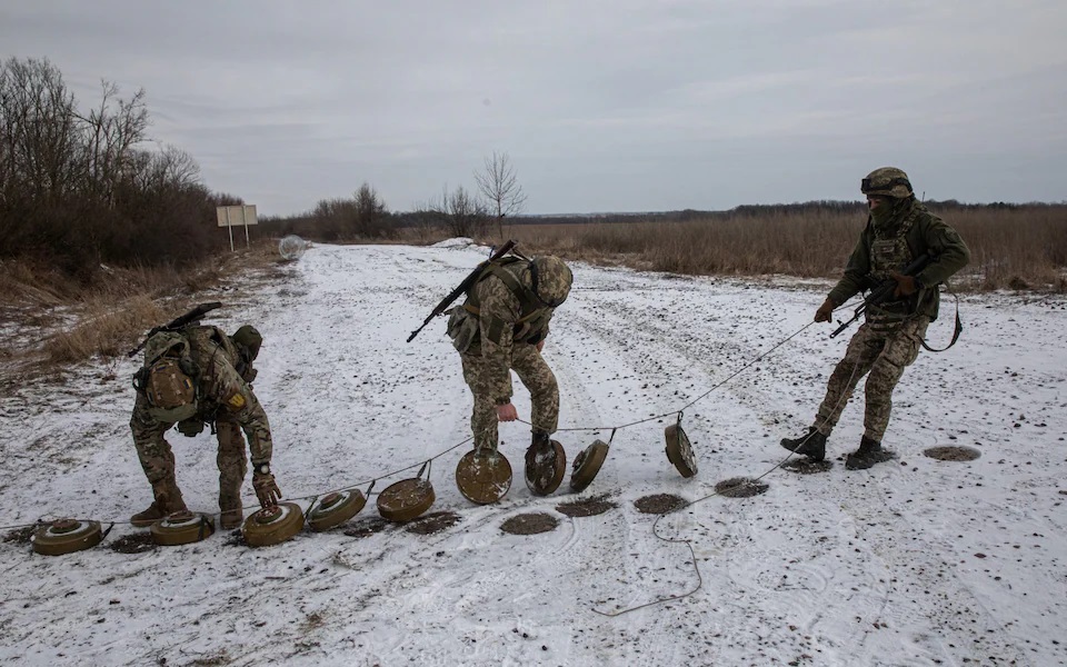 'Mục sở thị' Nga, Ukraine trao đổi thi thể binh sĩ tử trận đầy nguy hiểm giữa cuộc chiến khốc liệt- Ảnh 2.